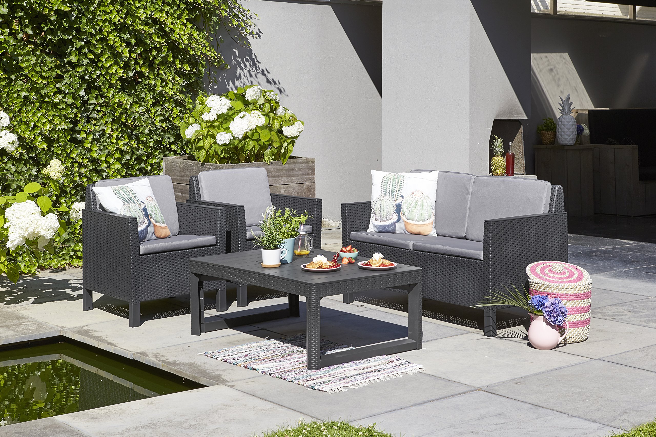 Allibert by Keter Chicago Lounge Set für 4 Personen, 2-er Sofa, 2 Gartensessel mit Rückenkissen und höhenverstellbarem Lyon Tisch, graphit/cool grau, wetterfest | 129 x 65 x 75 cm, Graphit, Kissen inklusive