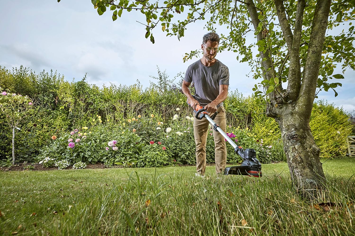 Akku-Rasentrimmer (36V 2,5Ah, Schnittbreite 33 cm, kohlebürstenloser Motor, Powercommand Easyfeed Fadenverlängerung, Variable Drehzahl, INKL. Akku und Schnell-Ladegerät) BCSTE636L1