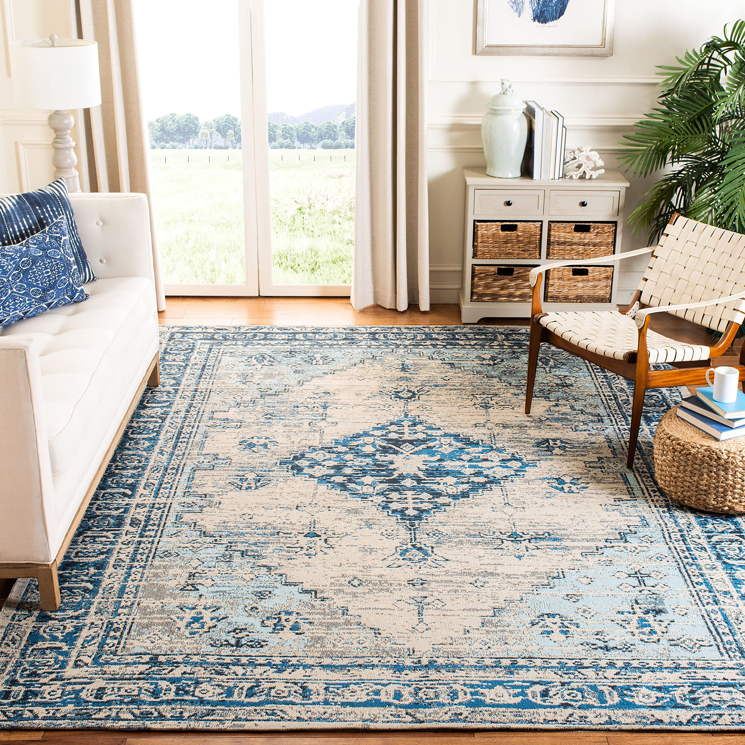 SAFAVIEH Classic Vintage Collection Accent Rug, 4' x 6', Blue