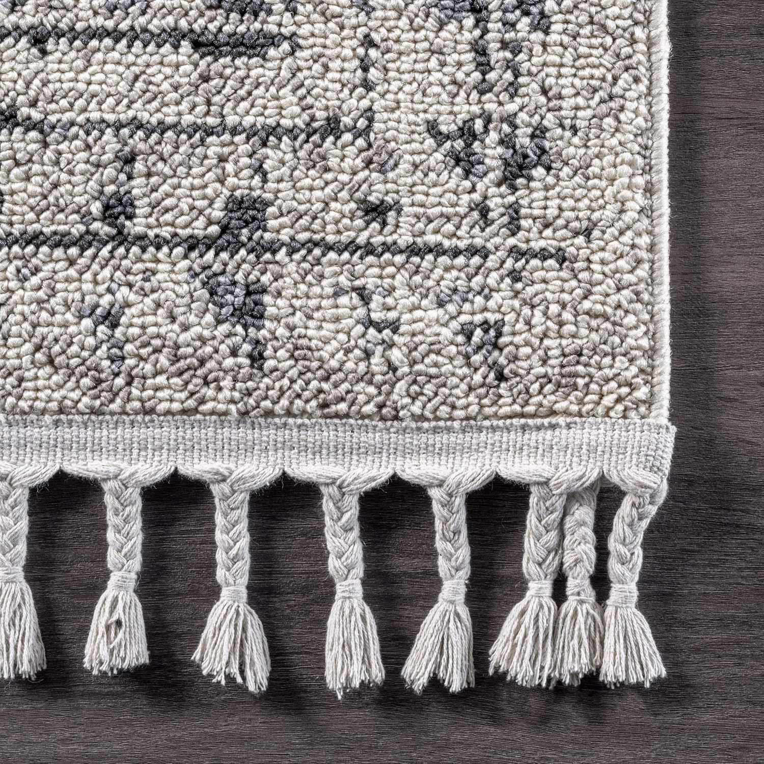 nuLOOM Claudia Diamond Tassel Runner Rug, 2' 6" x 10', Ivory