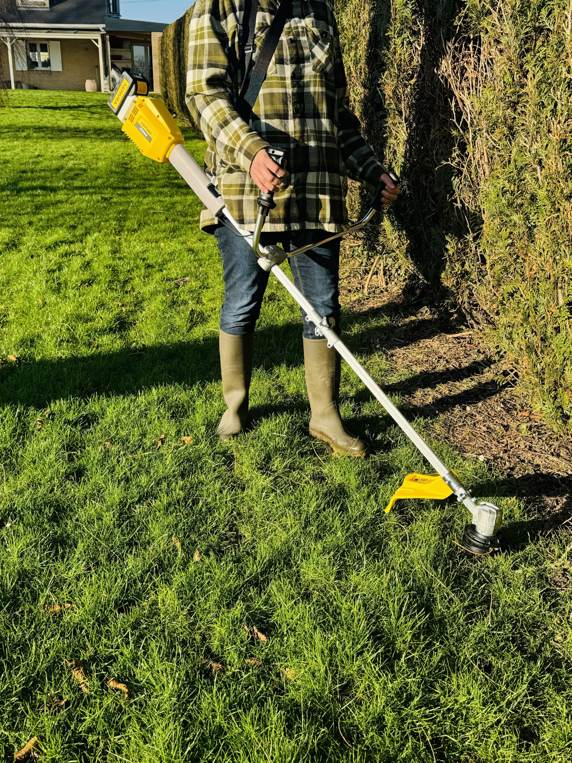 Nemura Desbrozadora Batería 40 V – L: 43 cm + Cable + Hoja + 1 batería de 4 Ah y Cargador rápido – Herramientas de jardín de Calidad – Marca Francesa