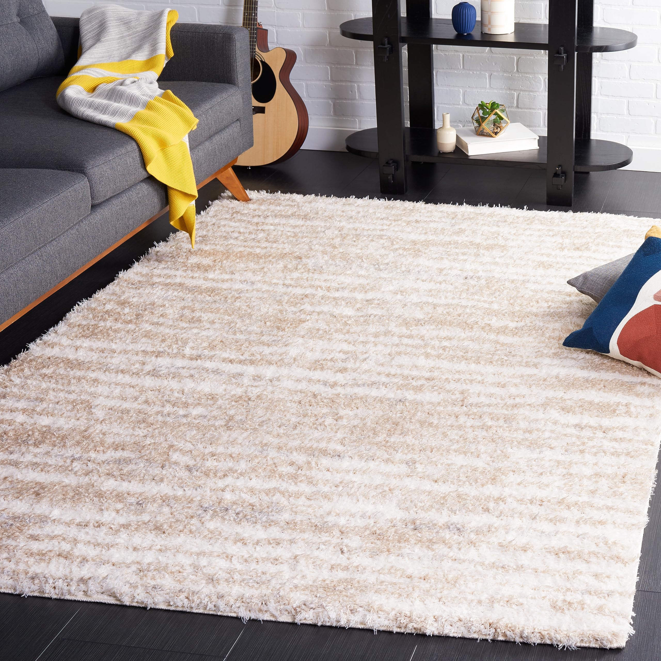 Tapis shag Safavieh beige 122x183 cm pour salon moderne collection Lindsay