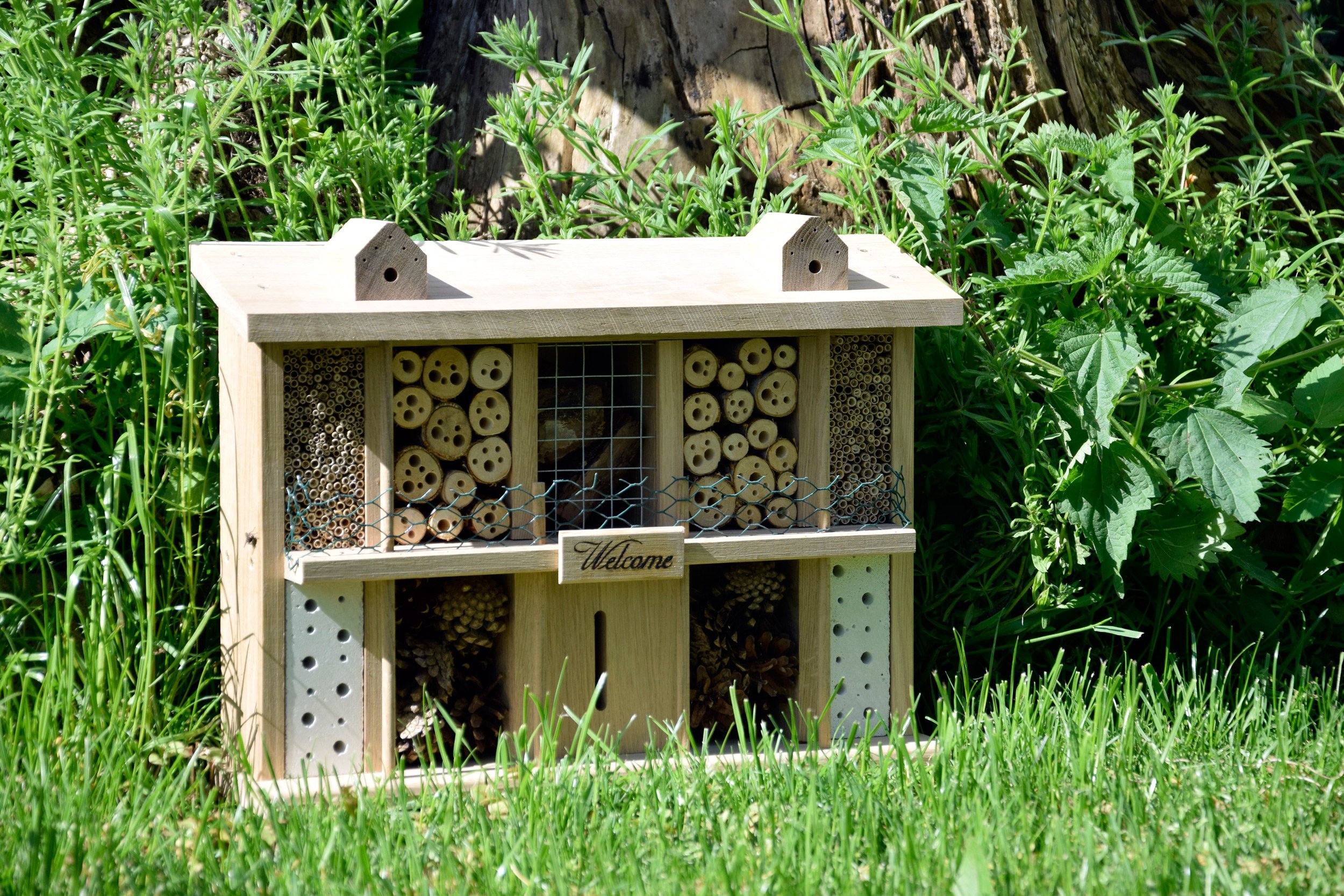22625e "Landsitz Superior" aus massivem Eichenholz - Design Wildbienenhotel - Insektenhaus für Nützlinge - Wildbienenhaus für Garten/Terrasse/Balkon - 47 x 12,5 x 34 cm - Natur