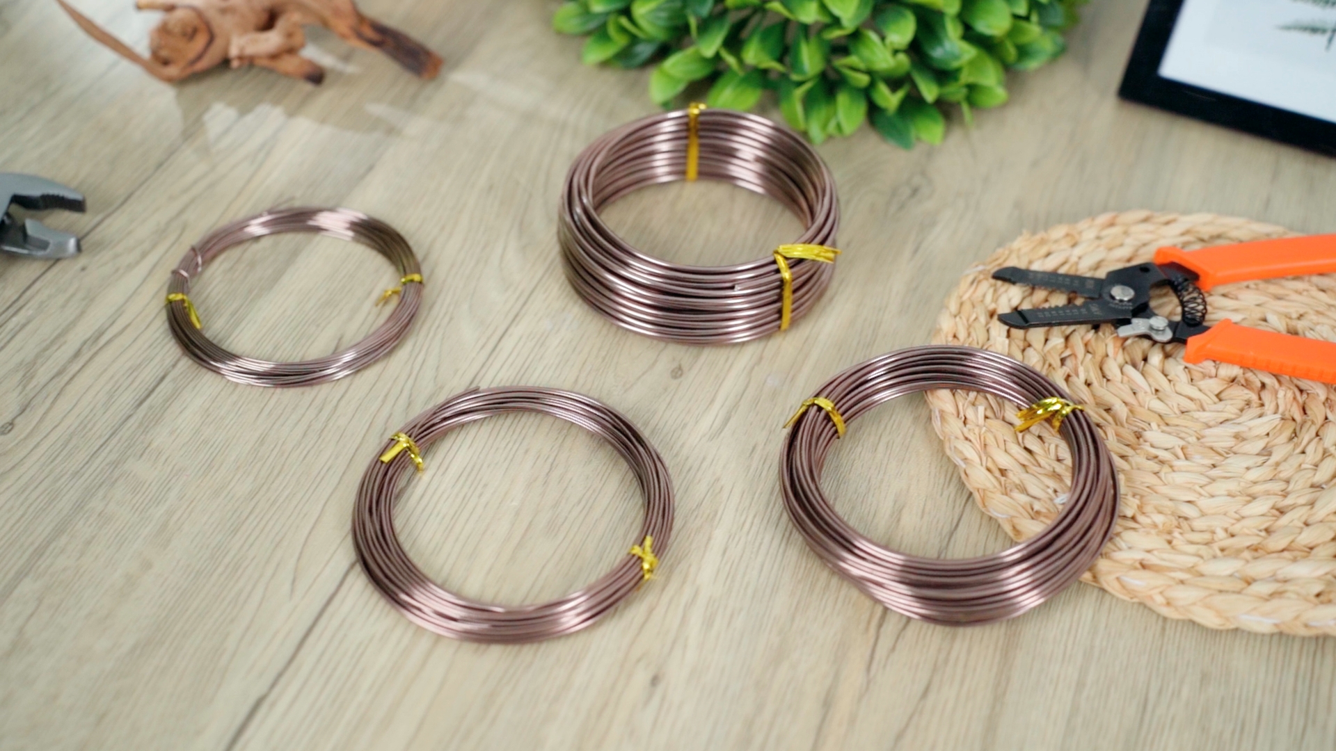 Image of TecUnite Aluminum Craft Wire for Sculpting Armature Bendable Craft Wire for DIY Jewelry Making(10 M X 1.5 mm,Coffee,1 Roll)