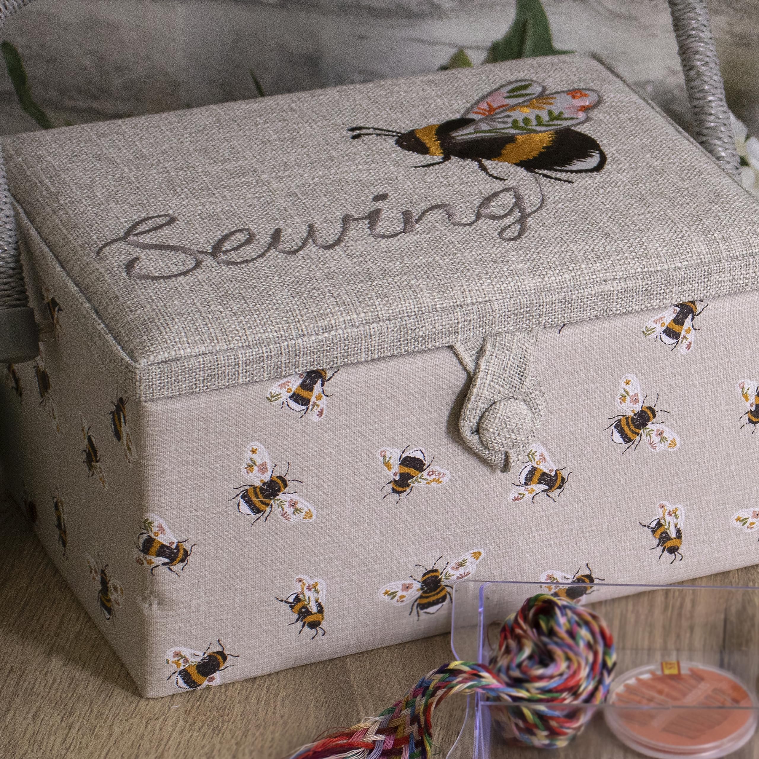 Hobby Gift Boîte de rangement de couture moyenne en bois/tissu, Brodé, Abeilles à coudre