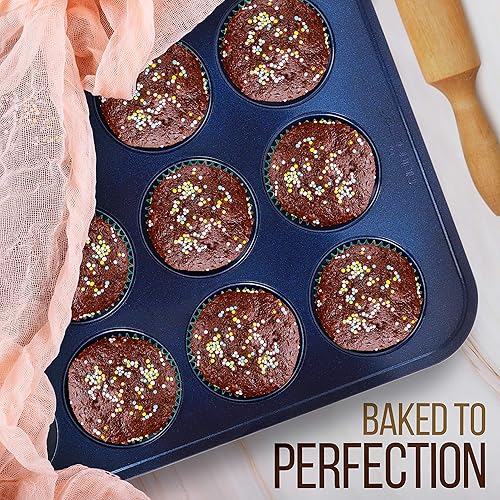 Vista 21 de NutriChef Juego de 6 utensilios antiadherentes para hornear de acero al carbono, incluye bandejas para galletas, bandeja ancha y cuadrada, pan de Oro