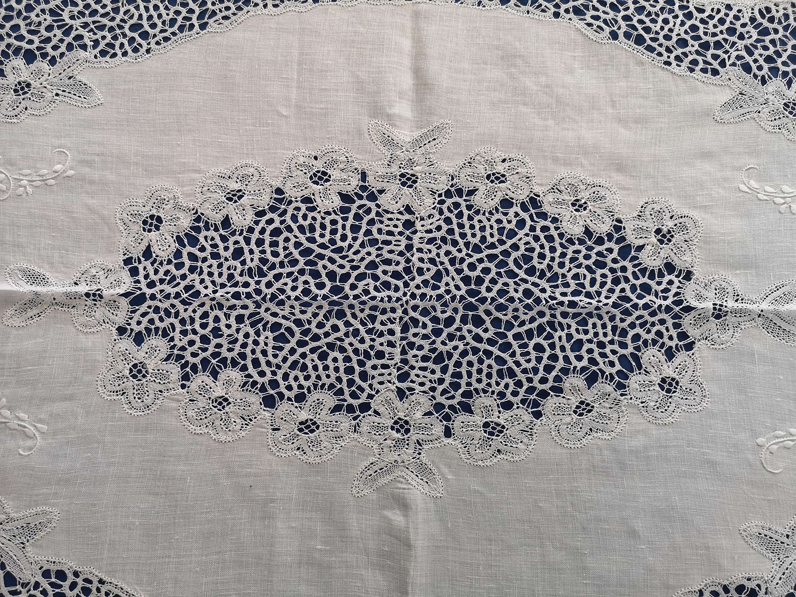 Nappe En Pur Lin Brodée Main Cantu Et Fleurs - 12 Pièces - Blanc - Neuf Avec étiquettes - Fabriqué En France