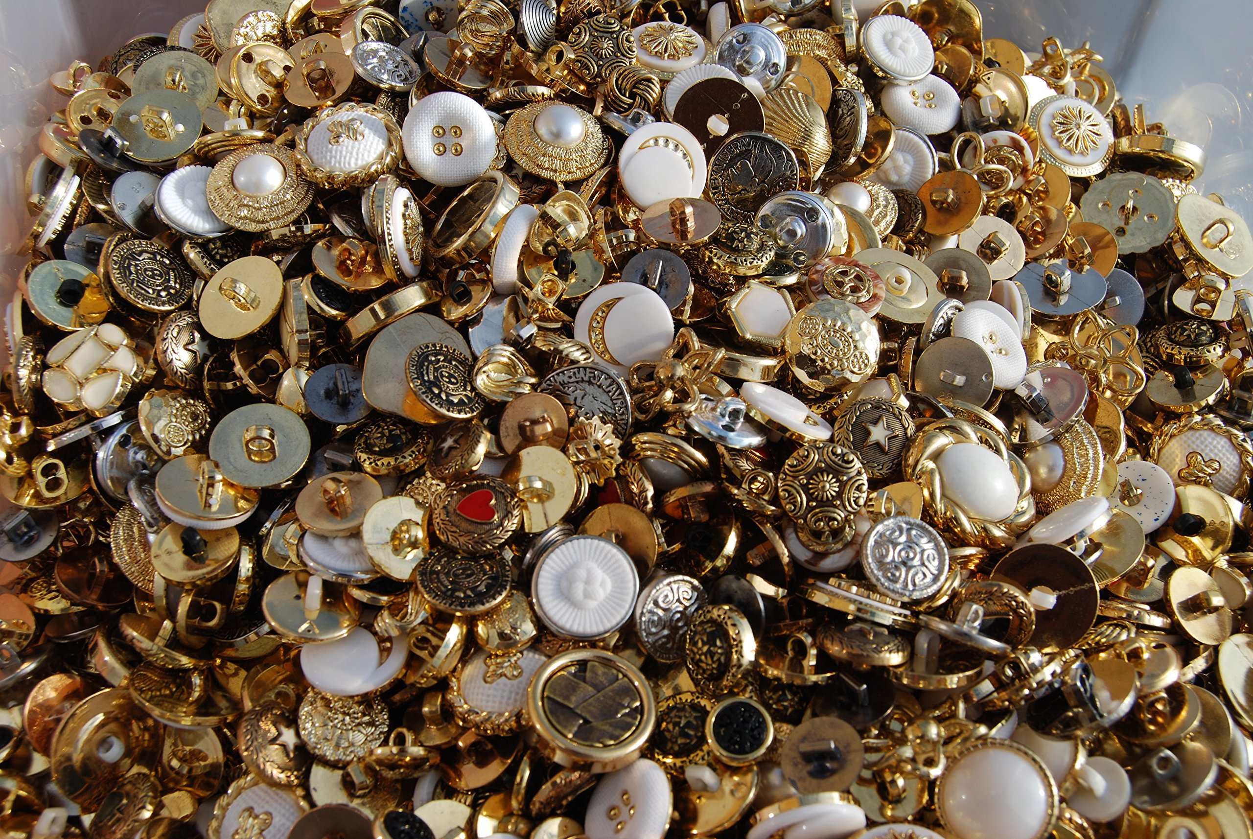 Celloexpress Gold Pack Of 100G - Mixed Sizes Of Various Metallic Colour Buttons For Sewing And Crafting (Gold)