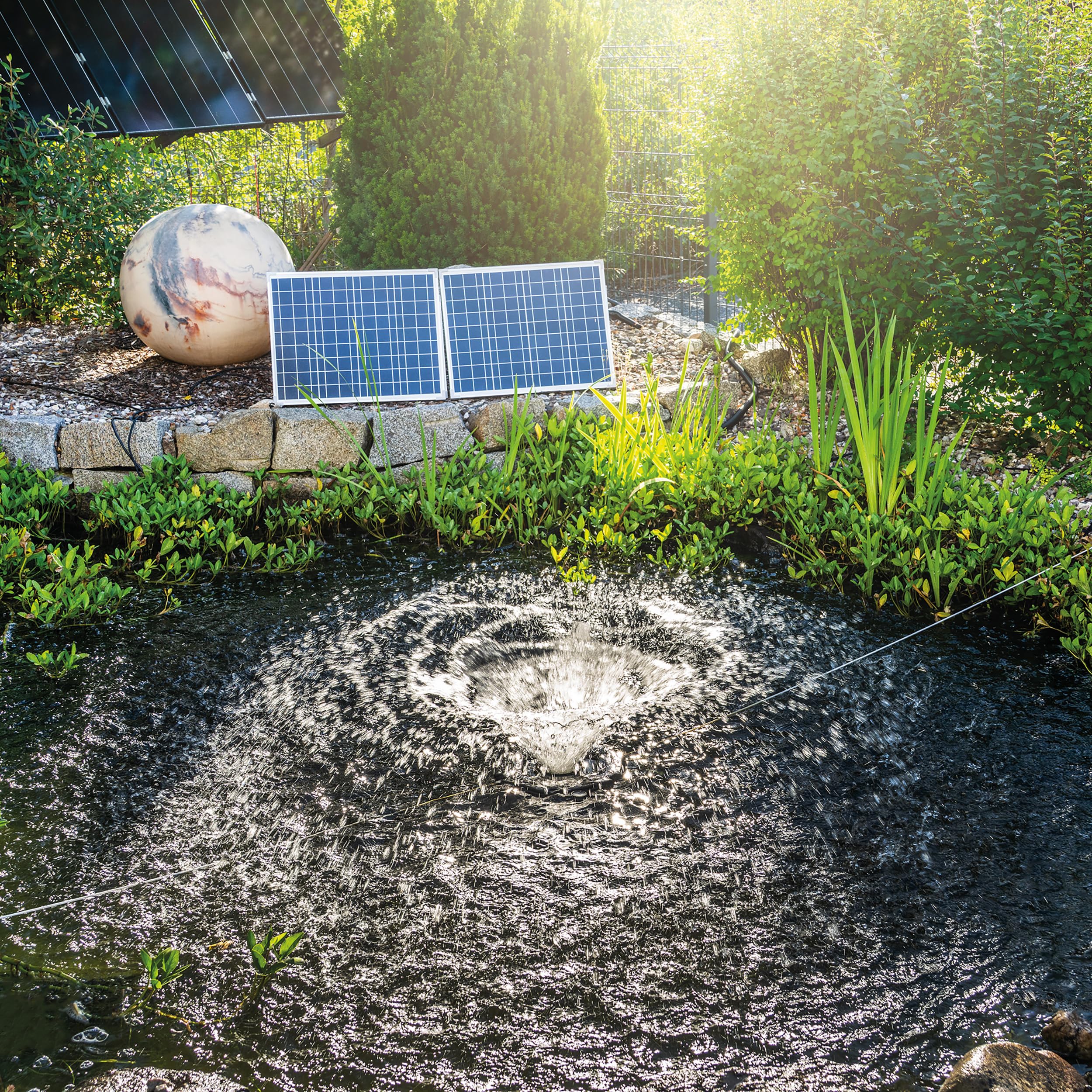 Esotec Schwimmender Solar-Fisch-Teichbelüfter Jet Flow 100/10000, Fernbedienung, Outdoor Teichpumpe mit 2x50Wp Solarmodule, 10000l/h Wasserumwälzung, 2x10m Fixierseile 101895
