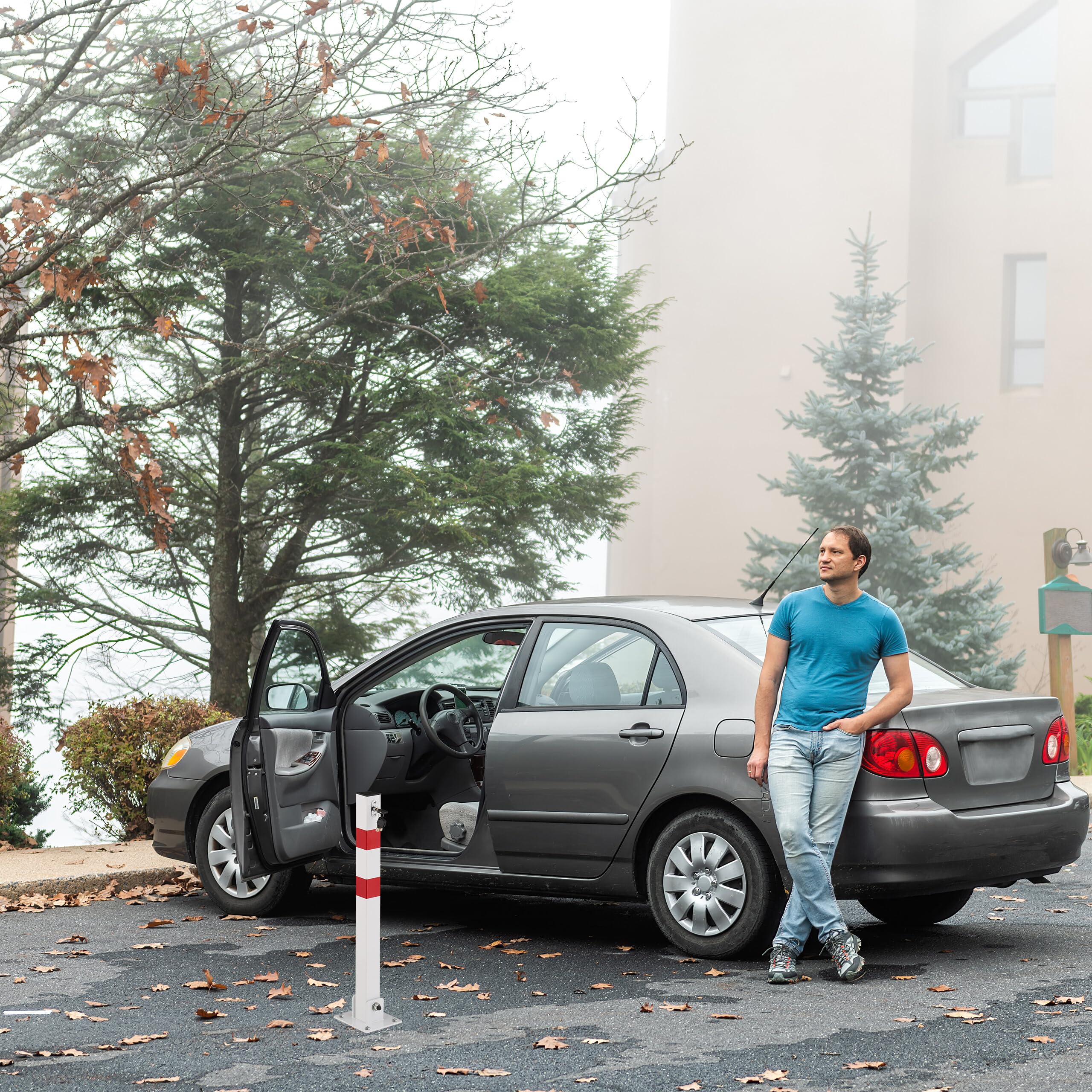 Relaxdays Poteau de Parking Rabattable, borne de stationnement en Acier, H : 65 cm, verrouillable, Blanc/Rouge