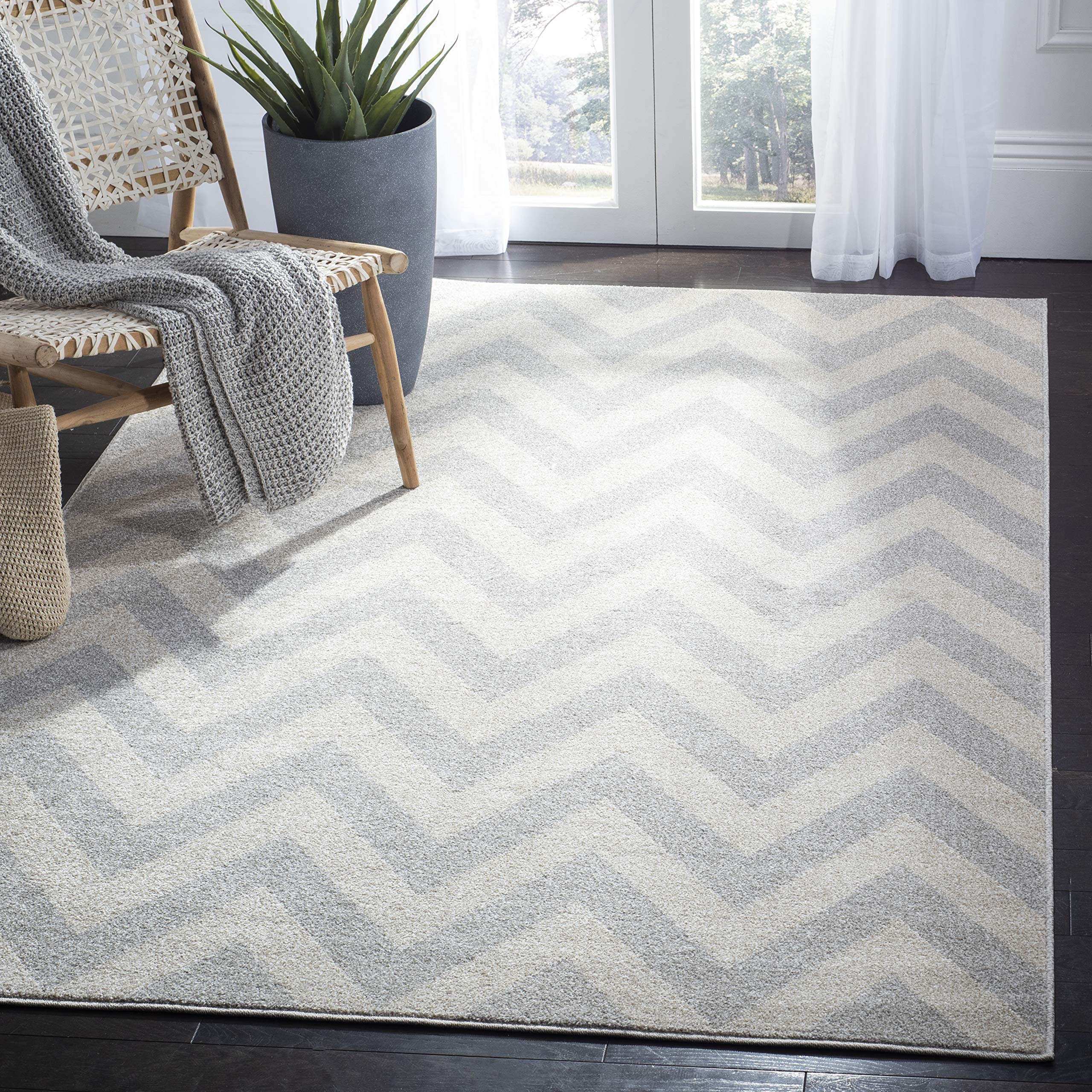 SAFAVIEH Amherst Collection Accent Rug - 4' x 6', Light Grey & Beige, Chevron Design, Non-Shedding & Easy Care, Ideal for High Traffic Areas in