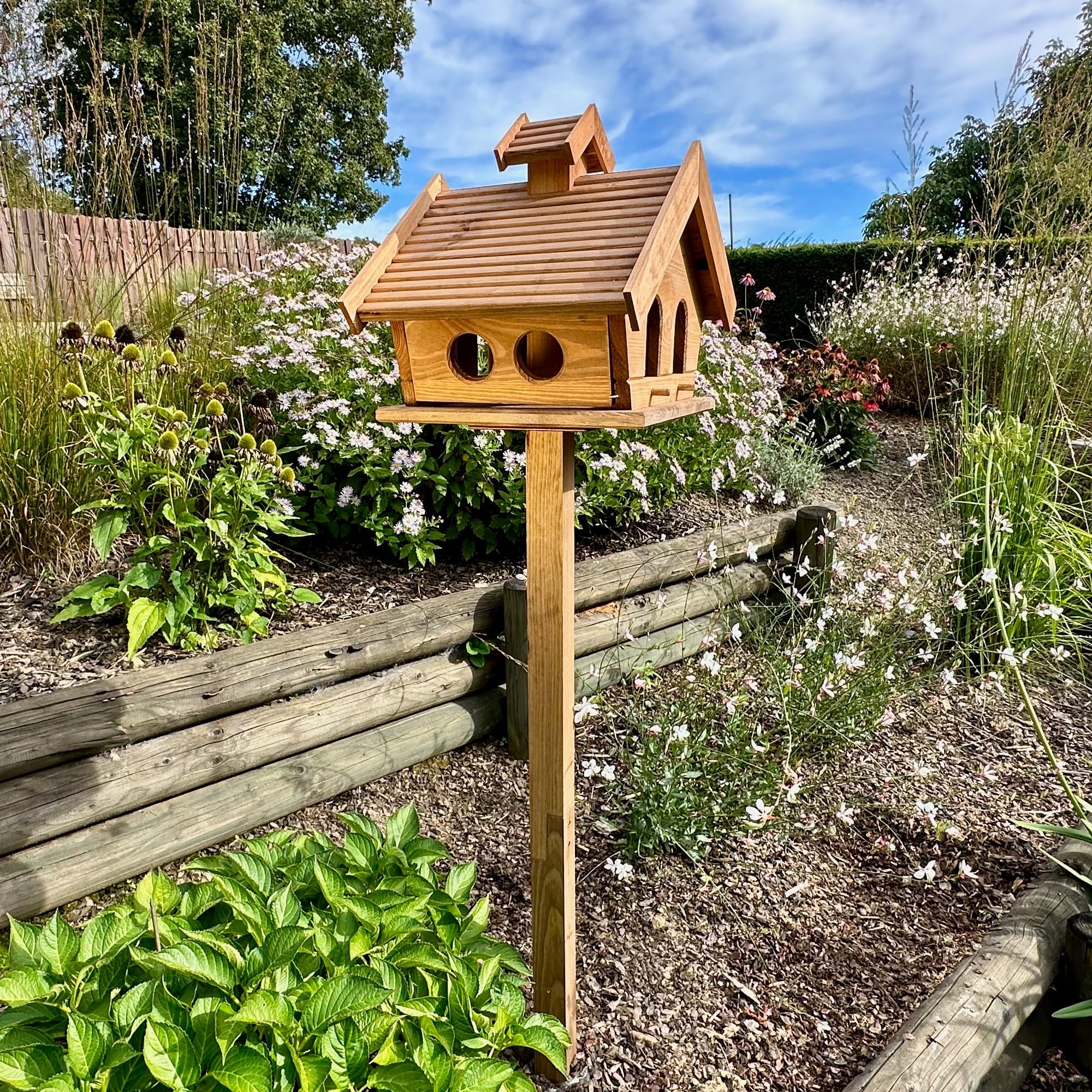 gartenetage GARTENETAGE Vogelhaus Holz mit 2in1 Ständer/Vogelhaus mit Ständer wetterfest und stabil/Vogelfutterhaus mit Ständer/Robustes Vogelhäuschen für Balkon und Garten, GE10307