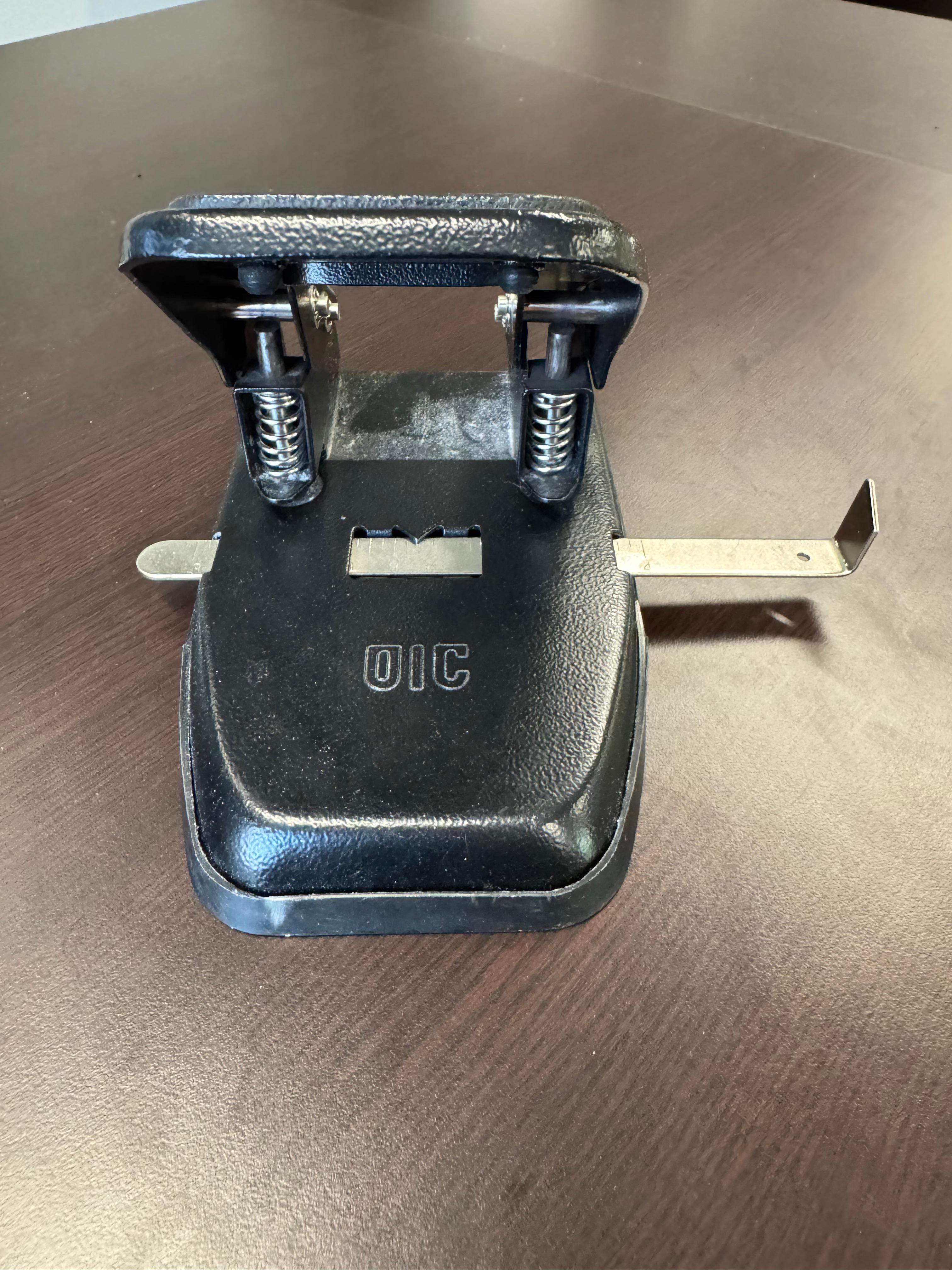 Punzone A 2 Fori Officemate 90082: Perforatrice Pesante Con Manico Imbottito, Capacità 50 Fogli, Guida Regolabile, Colore Nero - 3