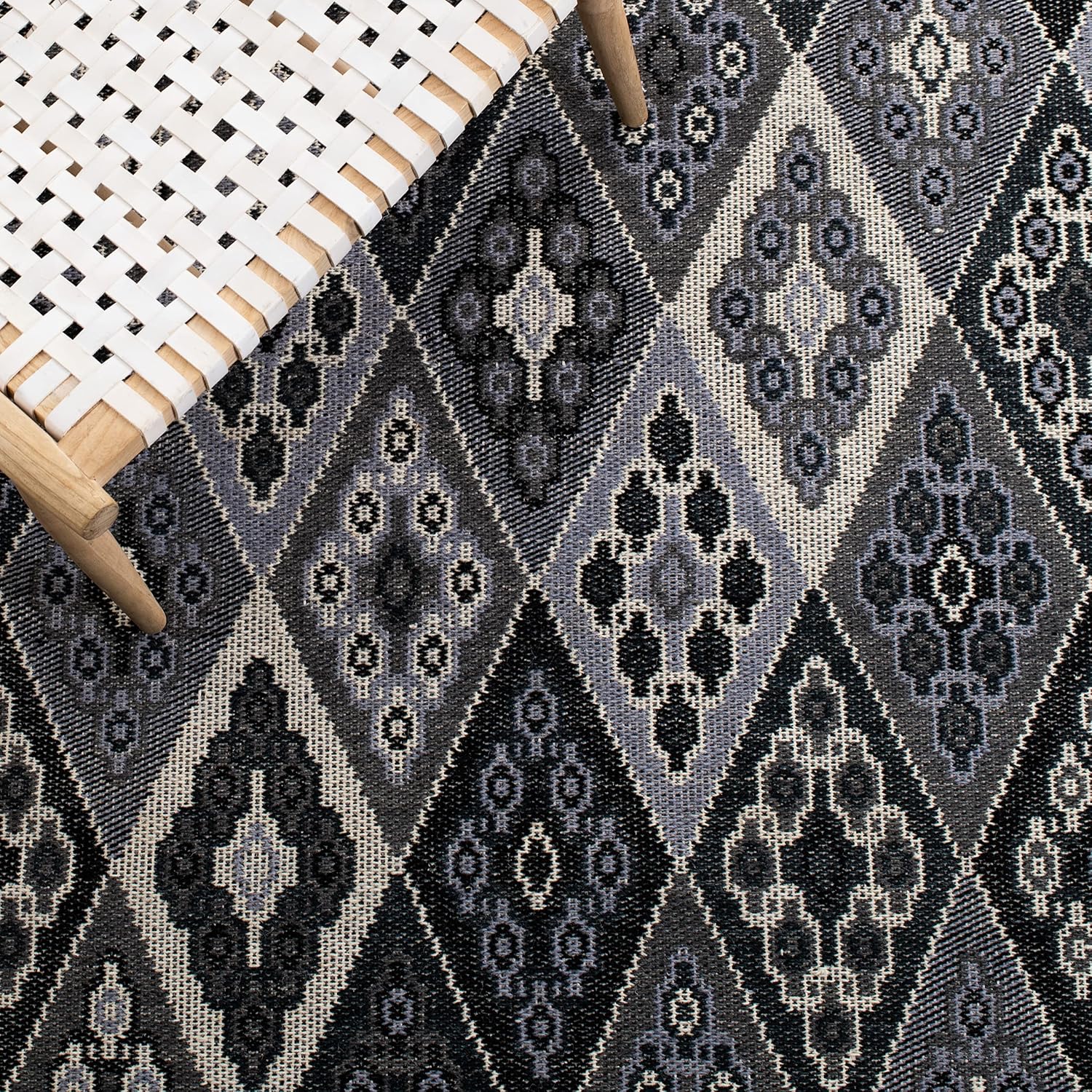 SAFAVIEH Kilim Collection Accent Rug - 4' x 6', Black & Grey, Handmade Flat Weave Boho Trellis Fringe Wool, Ideal for High Traffic Areas in Entryway, Living Room, Bedroom (KLM726Z)