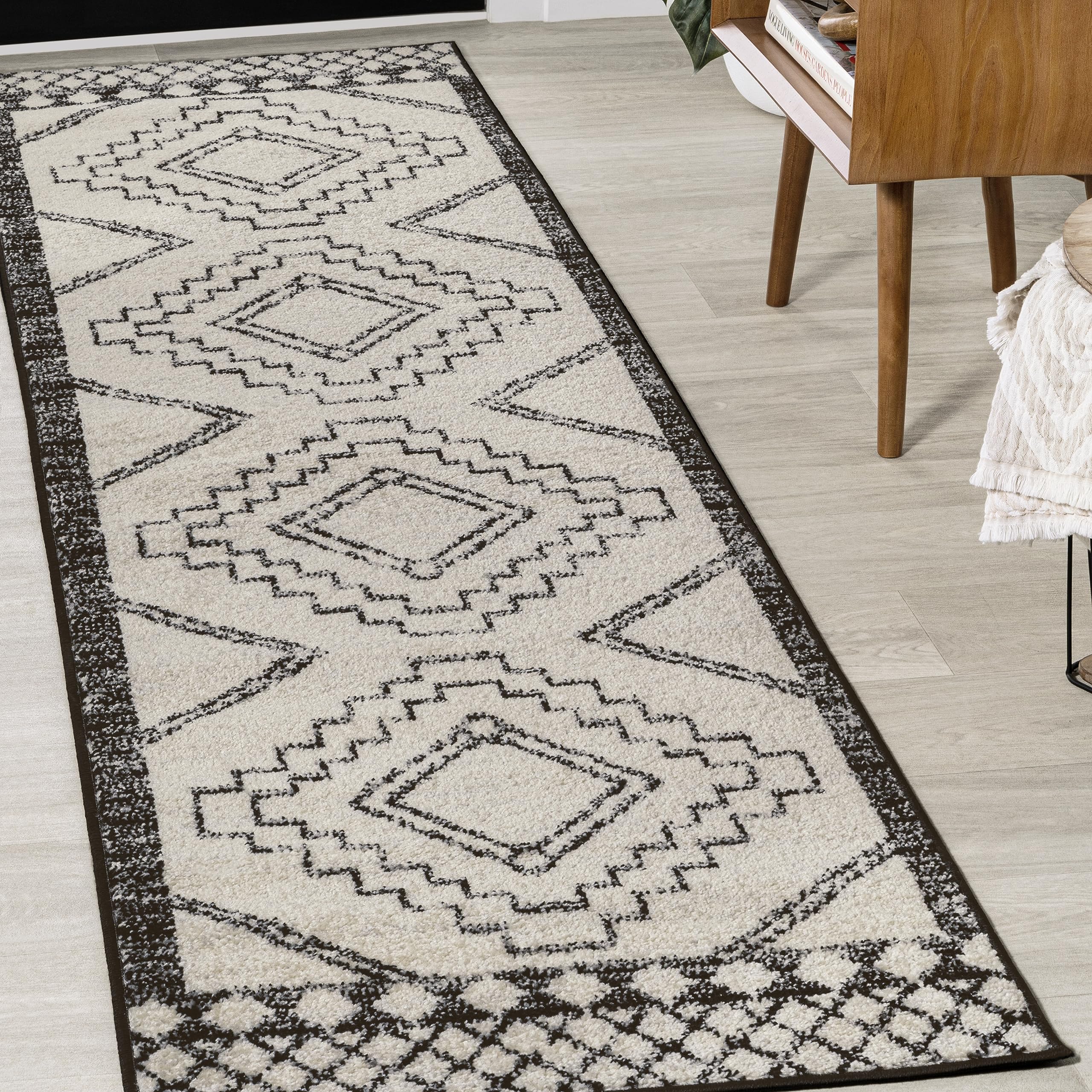 JONATHAN Y MOH200A-220 Amir Moroccan Beni Souk Runner Rug, Bohemian, Scandinavian, Transitional, Rustic for Bedroom, Kitchen, Living Room, Easy-Cleaning, Cream/Black, 2 ft. x 20 ft.