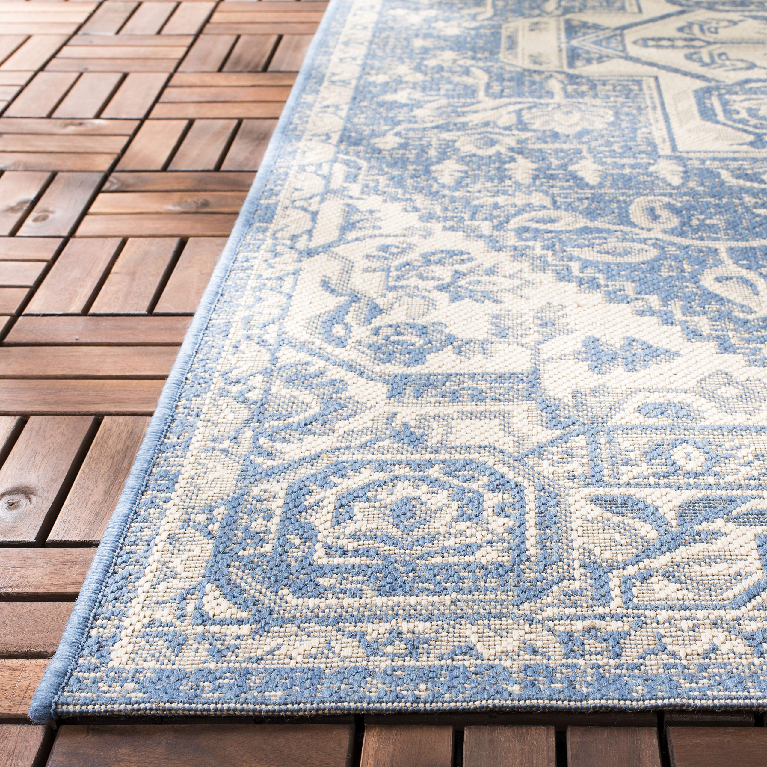 SAFAVIEH Tapis Traditionnel Pour Salon, Salle à manger, Chambre à coucher - Beachhouse Collection, Tapis à poil court, Crème et Bleu, 122 X 183 cm