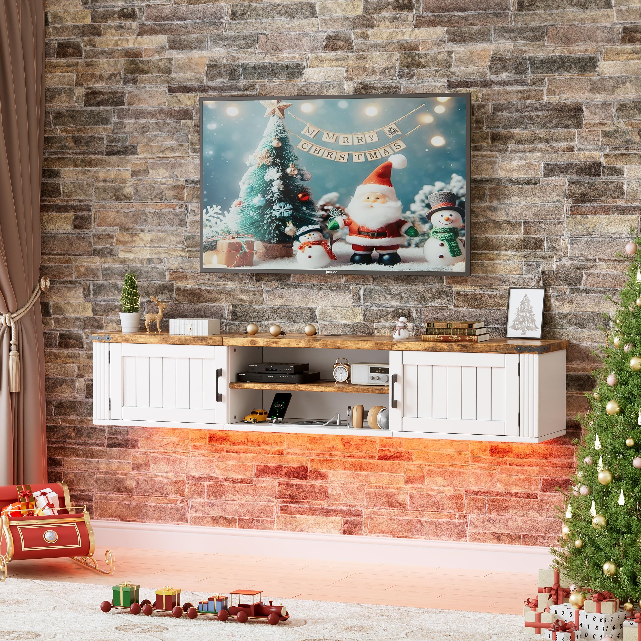 Mobile Porta TV Sospeso con Striscia di Alimentazione e Luci LED, Mobiletto TV a Muro Stile Rustico Farmhouse, Console Multimediale Fluttuante con Ante per Soggiorno, Bianco e Legno