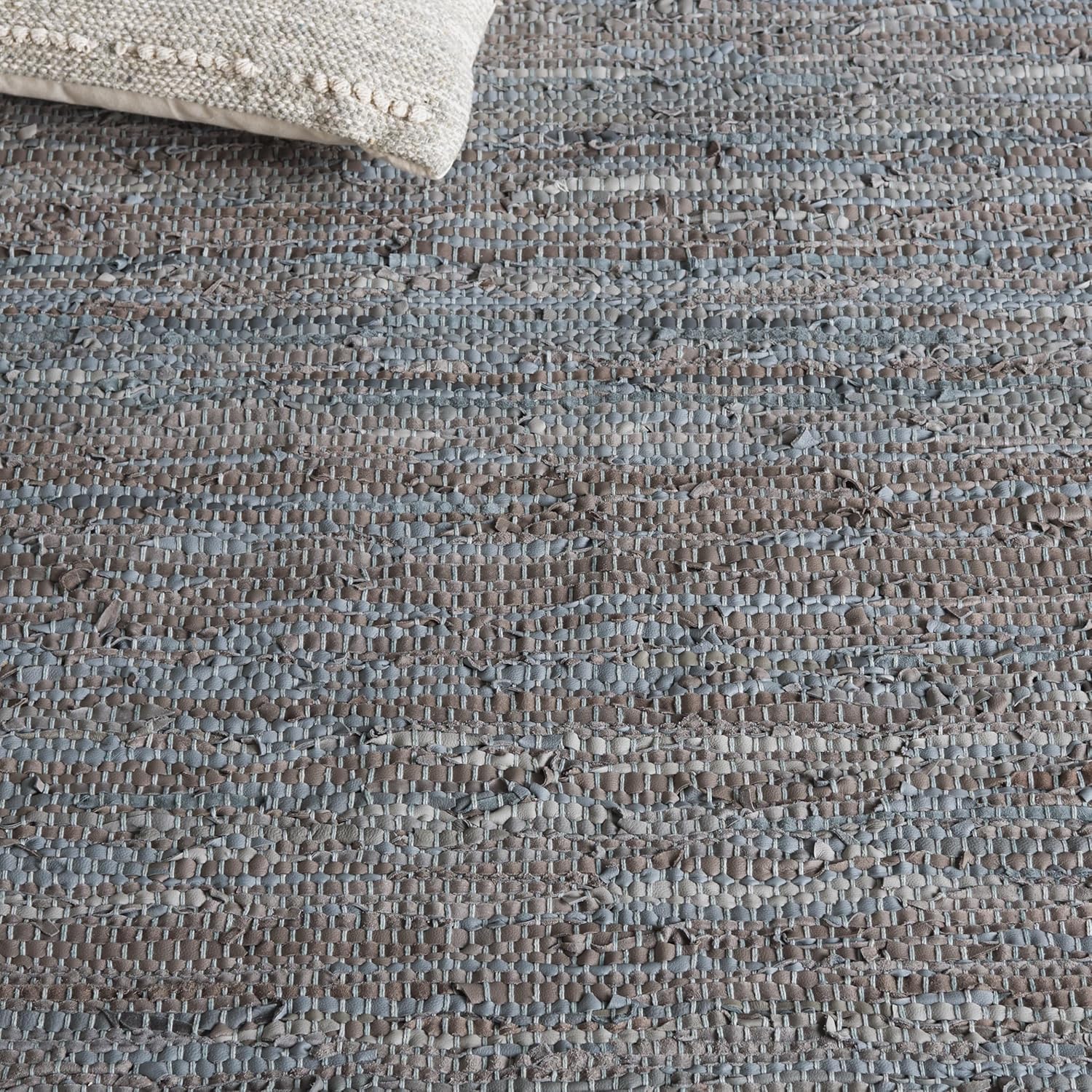 SAFAVIEH Vintage Leather Collection Accent Rug - 2'3" x 4', Grey, Handmade Leather, Ideal for High Traffic Areas in Entryway, Living Room, Bedroom (VTL105A)