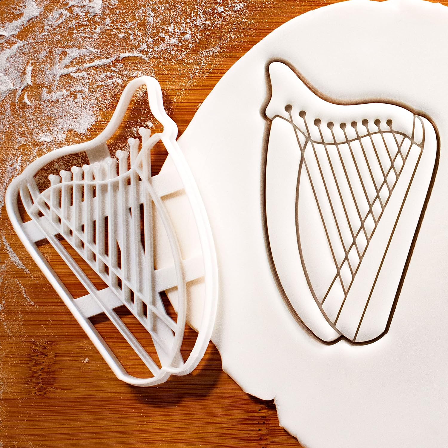 Set of 4 Music Instrument cookie cutters (Designs: Harp, Grand Piano, Saxophone, Violin), 4 pieces - Bakerlogy