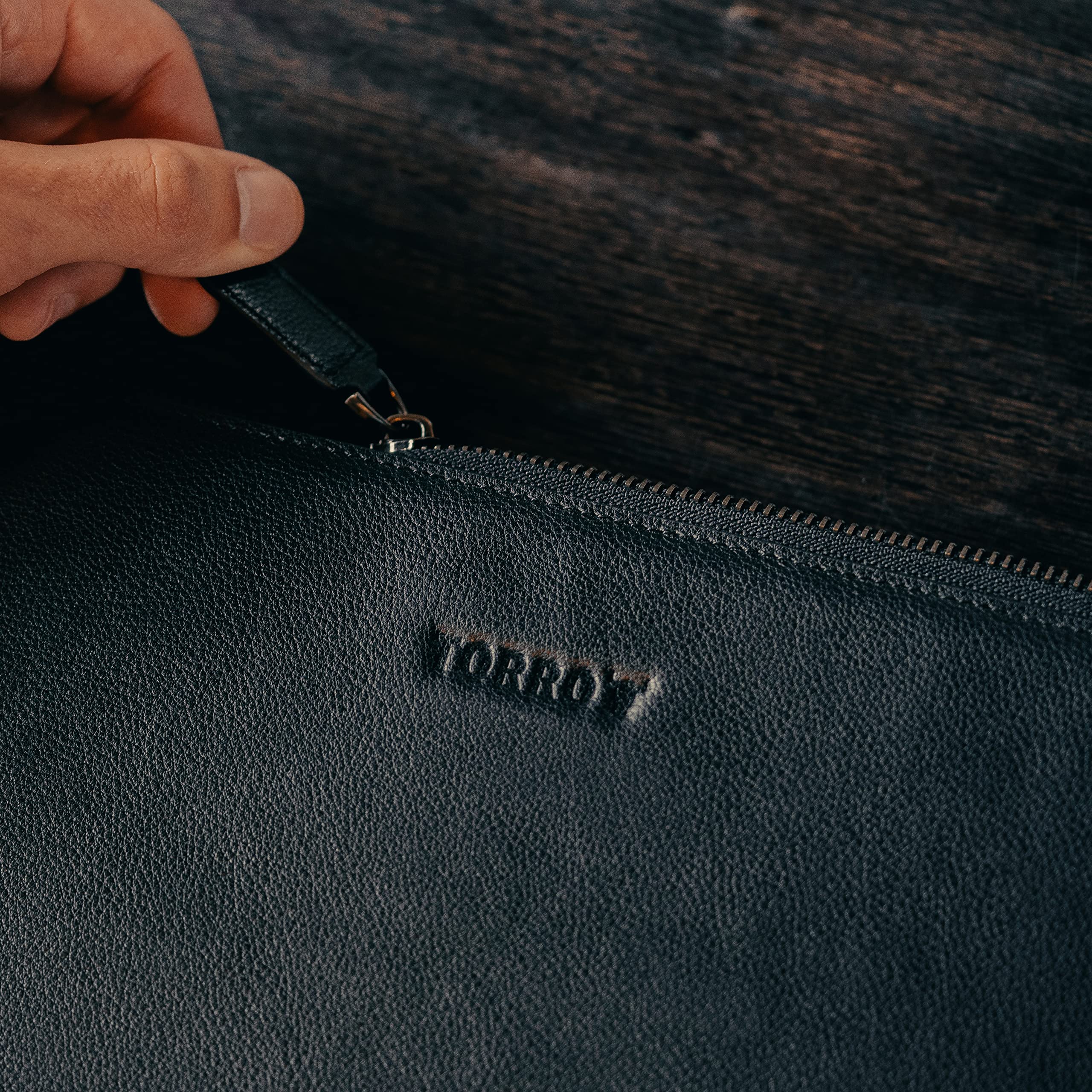 TORRO Maletín para portátil - Funda de Cuero Genuino para portátil con Cierre de Cremallera y Forro de Fieltro de Lana Compatible con portátiles de 13 a 15,6 Pulgadas (Negro)