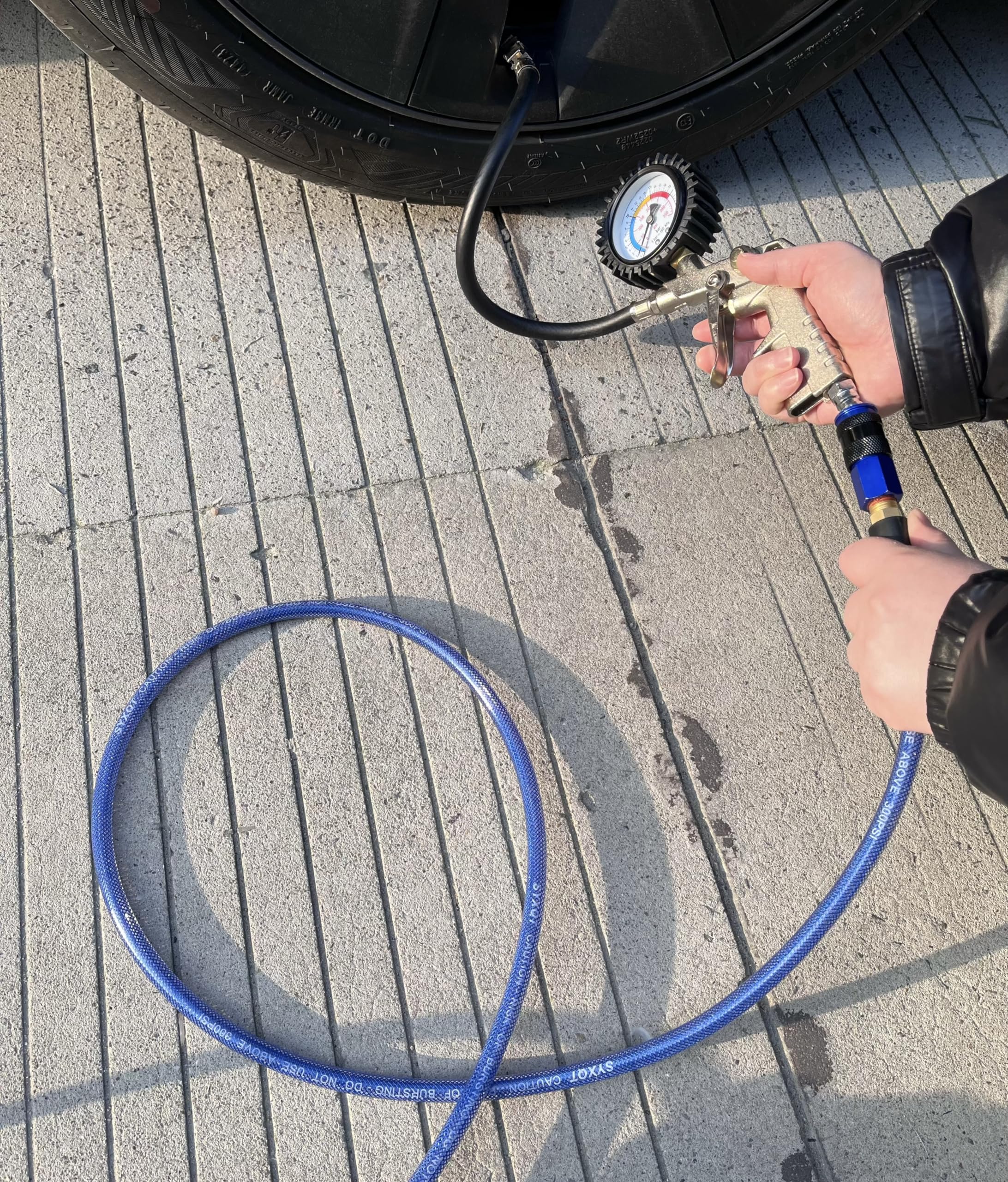 Manguera de aire reforzada de poliuretano (PU) de 1/4 pulgadas x 100 pies, con acoplador rápido universal de aluminio sólido giratorio de 1/4 pulgadas y enchufe, restrictor de flexión, azul