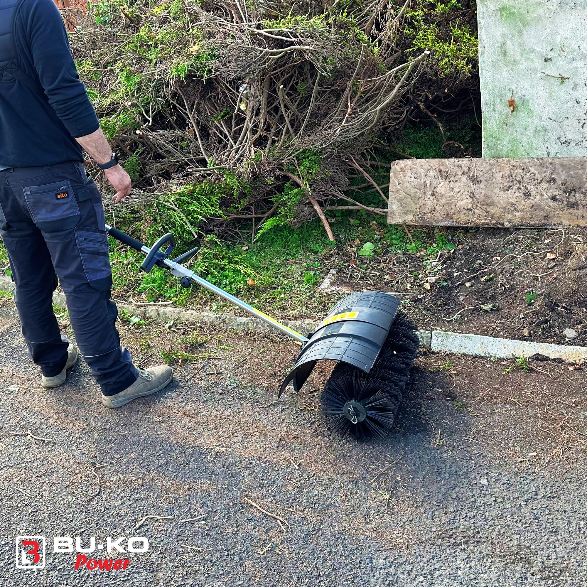 BU-KO Accessorio Spazzola Attrezzo da Giardino Multifunzionale Spazzatrice Robusta per Esterni per Pulire terrazze e vialetti. Compatibile con attrezzo 5-in-1 52cc, Facile da Fissare