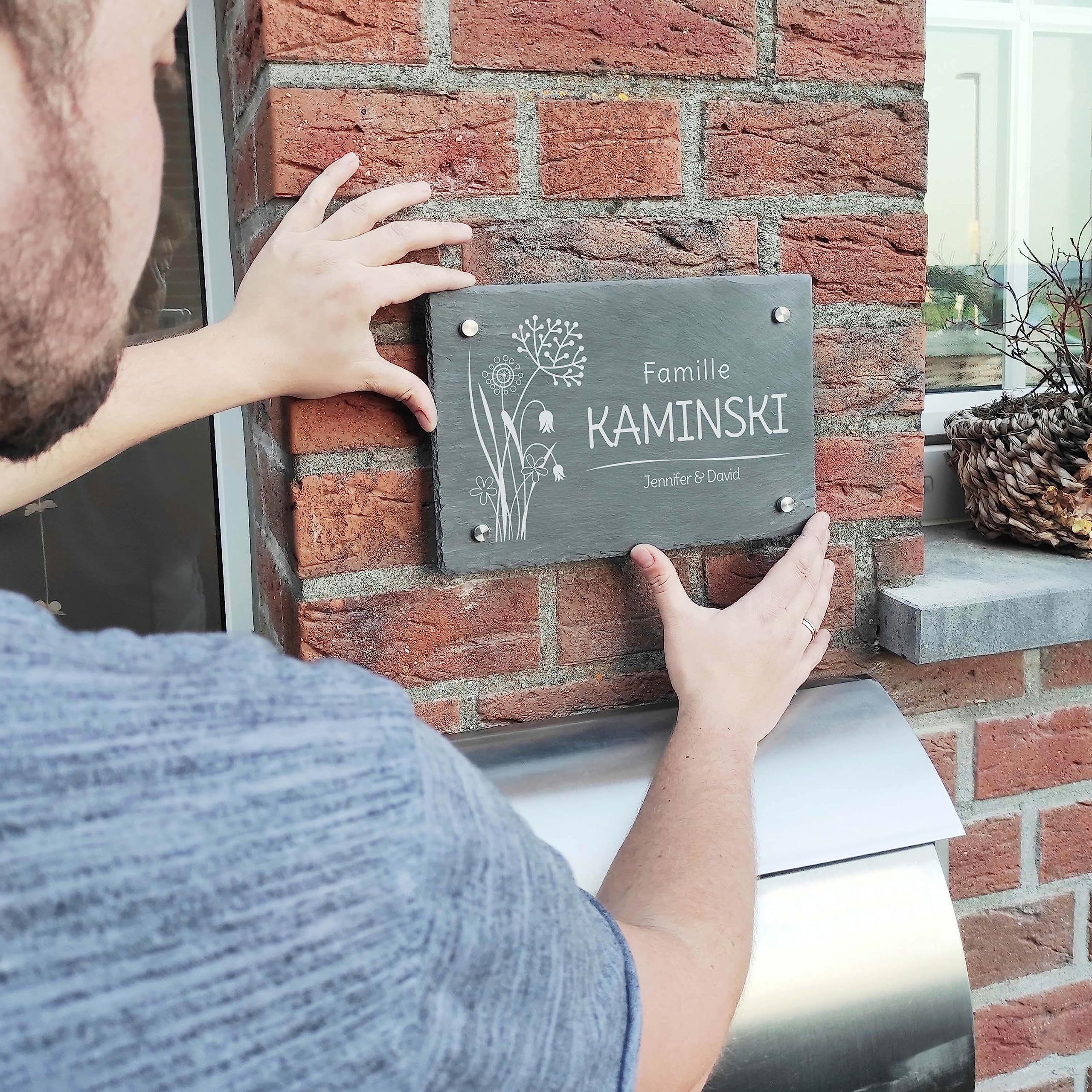 LAUBLUST Plaque porte en ardoise personnalisée - Motif Floral - Plaque d'entrée & plaque de maison avec nom de famille | 3 tailles, 4 supports muraux en acier inoxydable