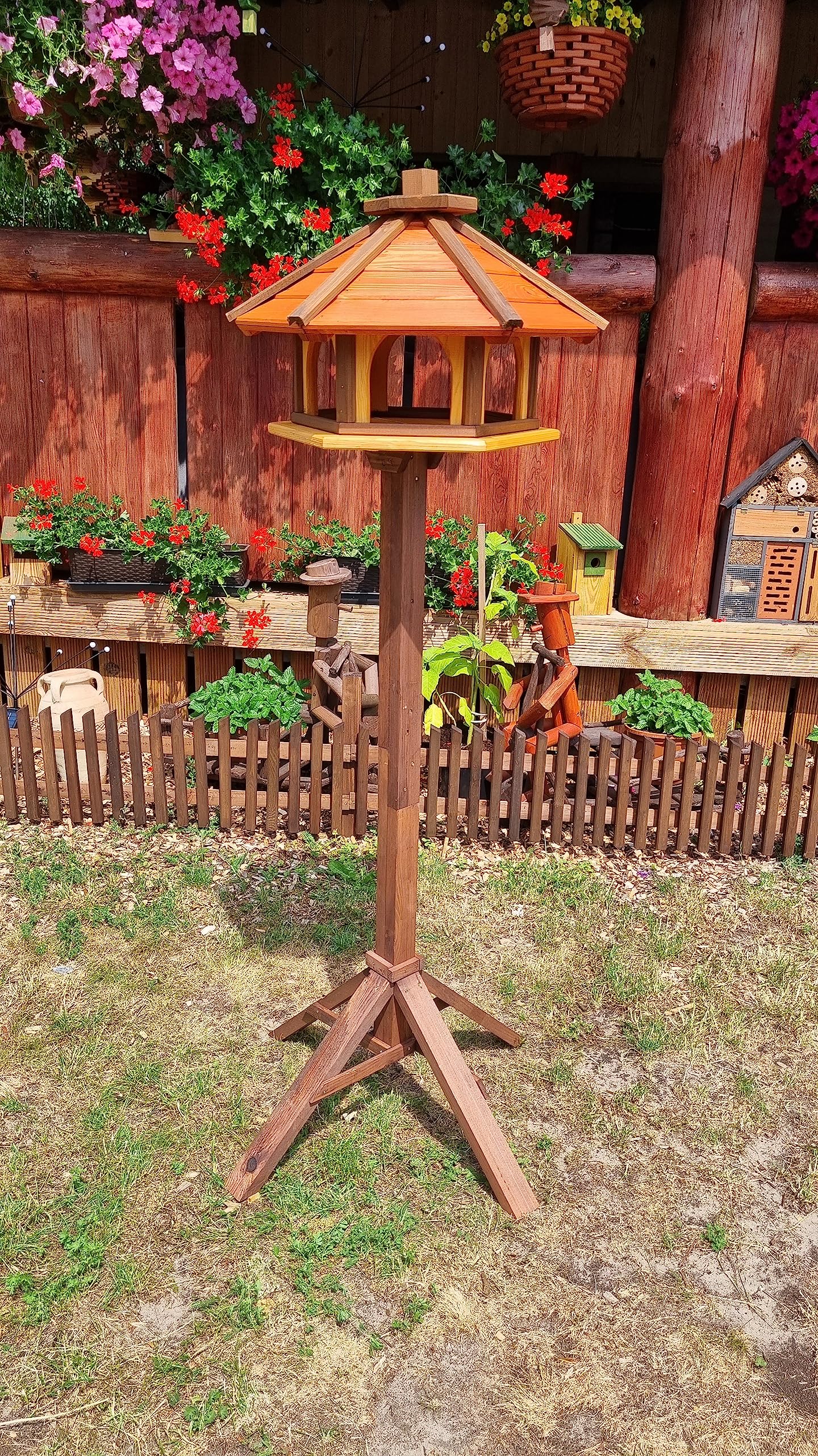 Pajarera con soporte de madera resistente a la intemperie, comedero para pájaros, comedero para pájaros silvestres, comedero para pájaros para colocar en el jardín, balcón (rojo+marrón+amarillo)