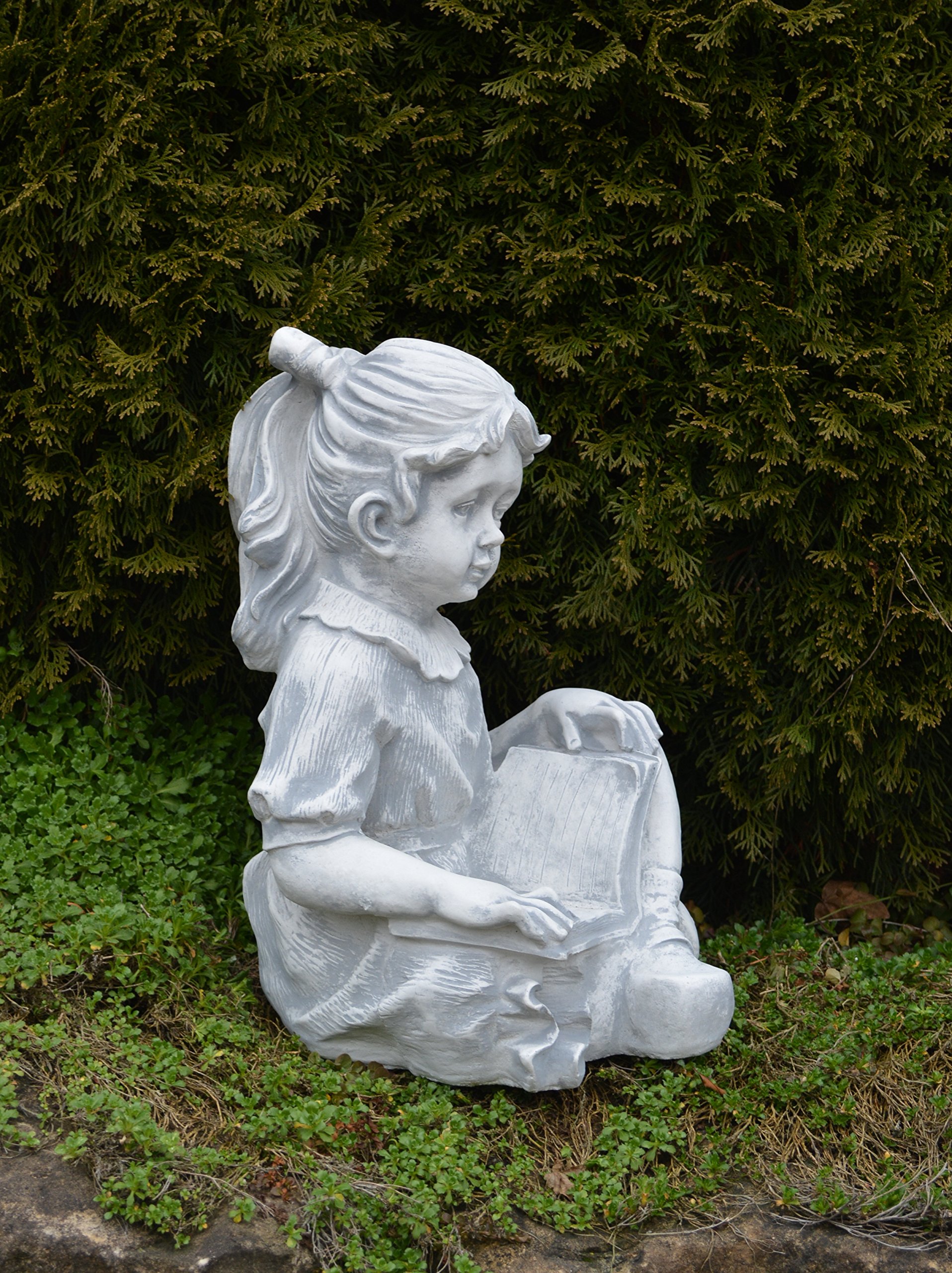 gartendekoparadies.de Mädchen mit Lieblingsbuch, Steinfigur, H. 44 cm, 26 kg, Grau, Frostsicher aus Steinguss für Außenbereich