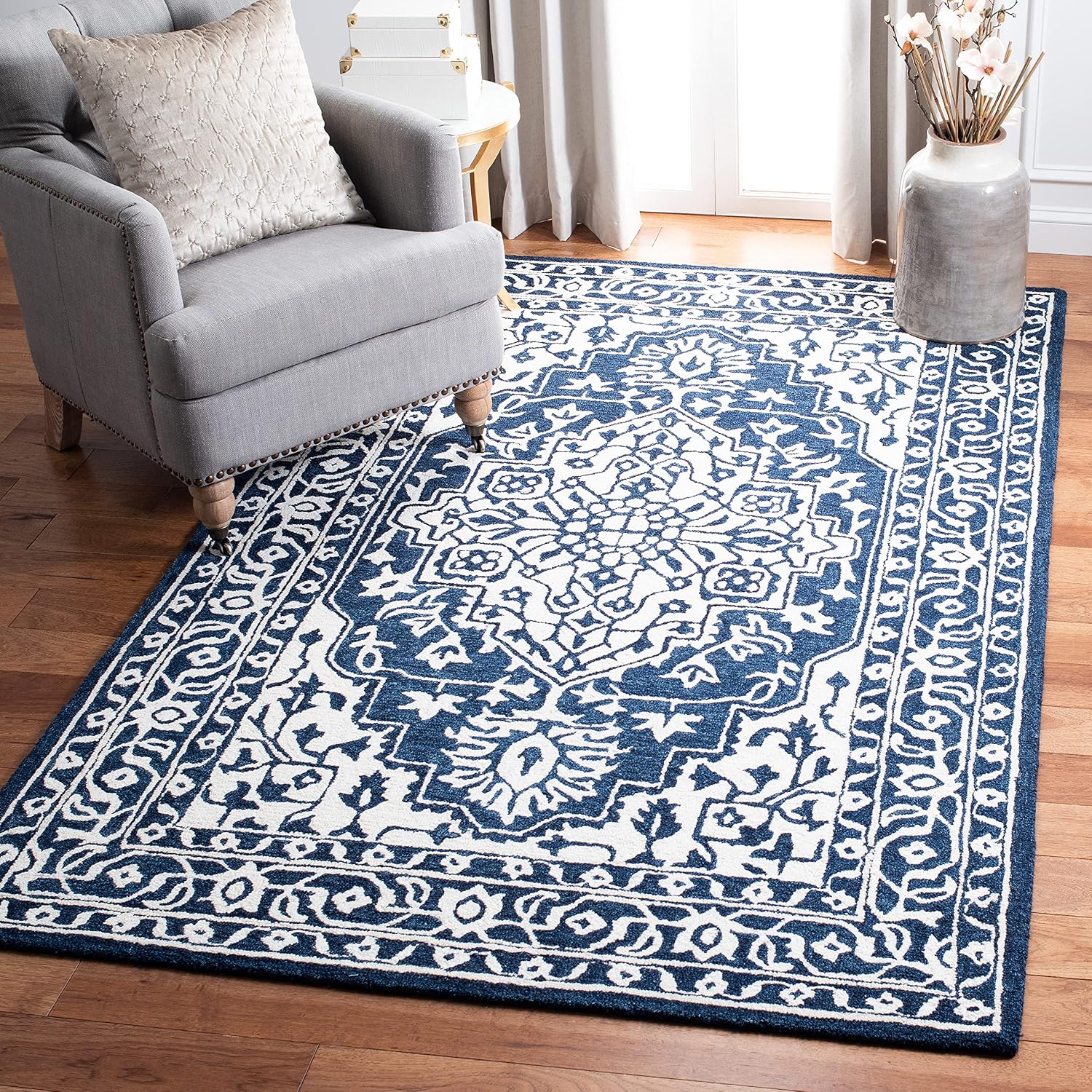 SAFAVIEH Micro-Loop Collection Accent Rug - 4' x 6', Navy & Ivory, Handmade Wool, Ideal for High Traffic Areas in Entryway, Living Room, Bedroom (MLP648N)