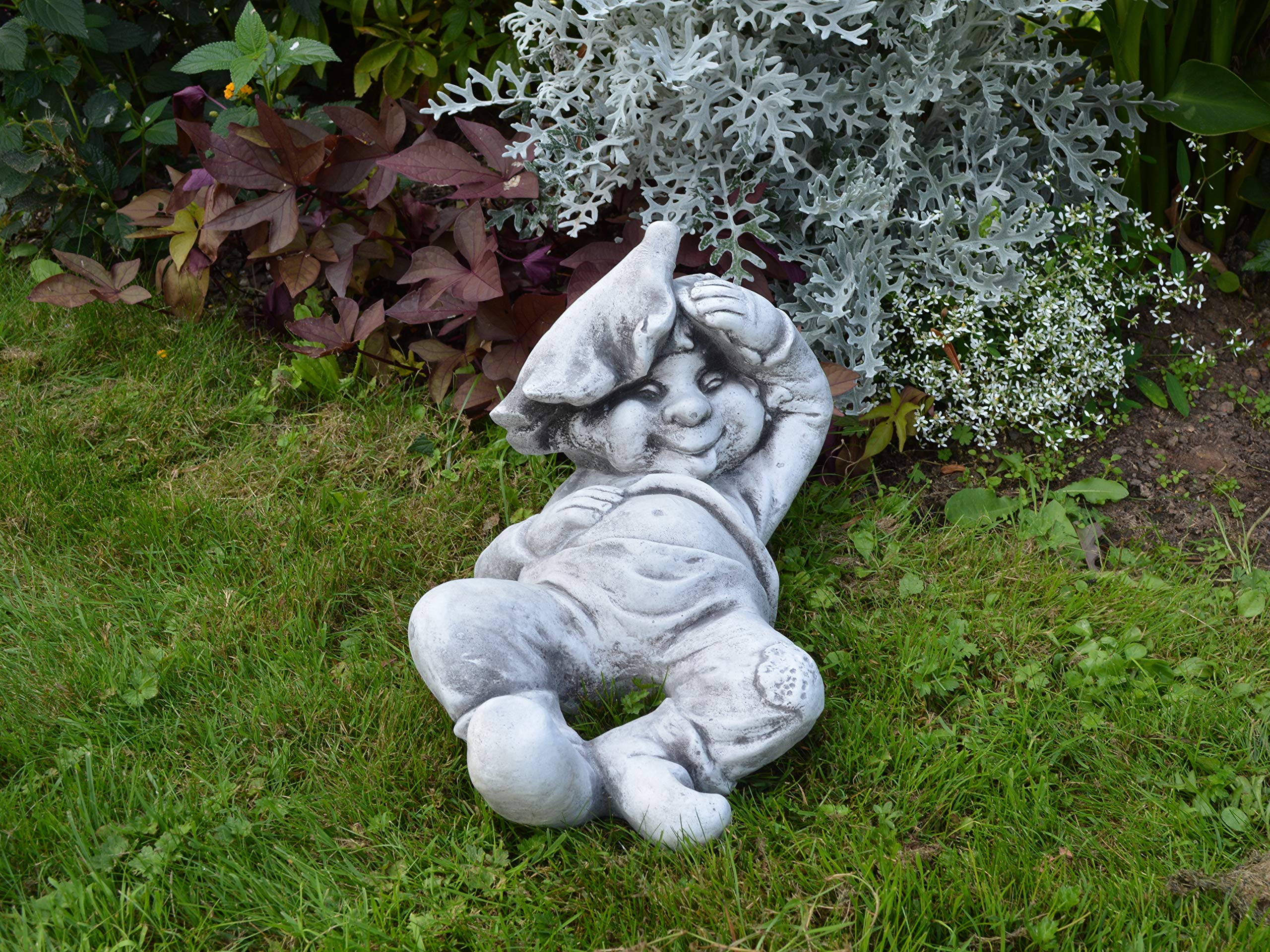 gartendekoparadies.de Gnom Faulpelz, Steinfigur Wichtel, H. 26 cm, 11 kg, Grau, frostsicher aus Steinguss für Außenbereich