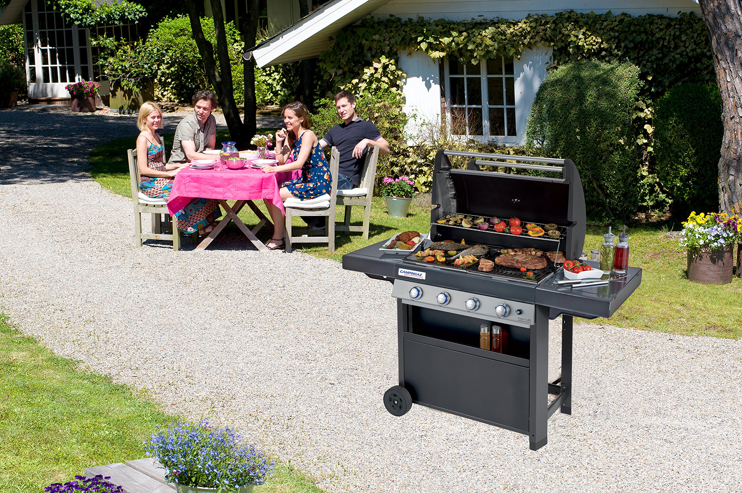 Campingaz Barbecue à Gaz Class 4 LBD, 4 Brûleurs en Inox, Puissance 12.8kW , Système de Nettoyage Facile InstaClean, Grille et Plancha en Acier Double Émaillage, 2 Tablettes Latérales