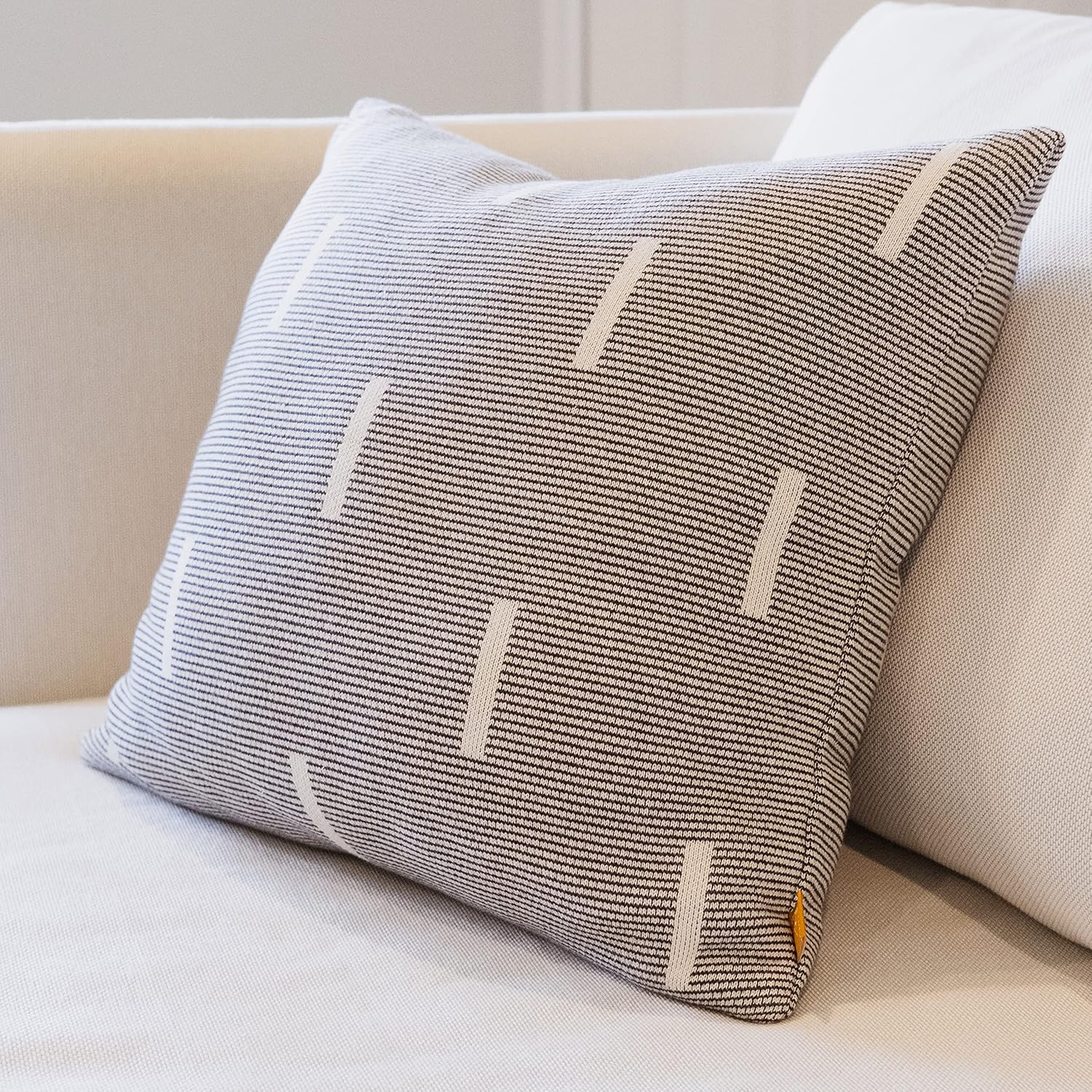 100% Cotton Knitted Soft Modern Geometric Dash Lines Throw Pillow Cover (18x18, Black & Cream)