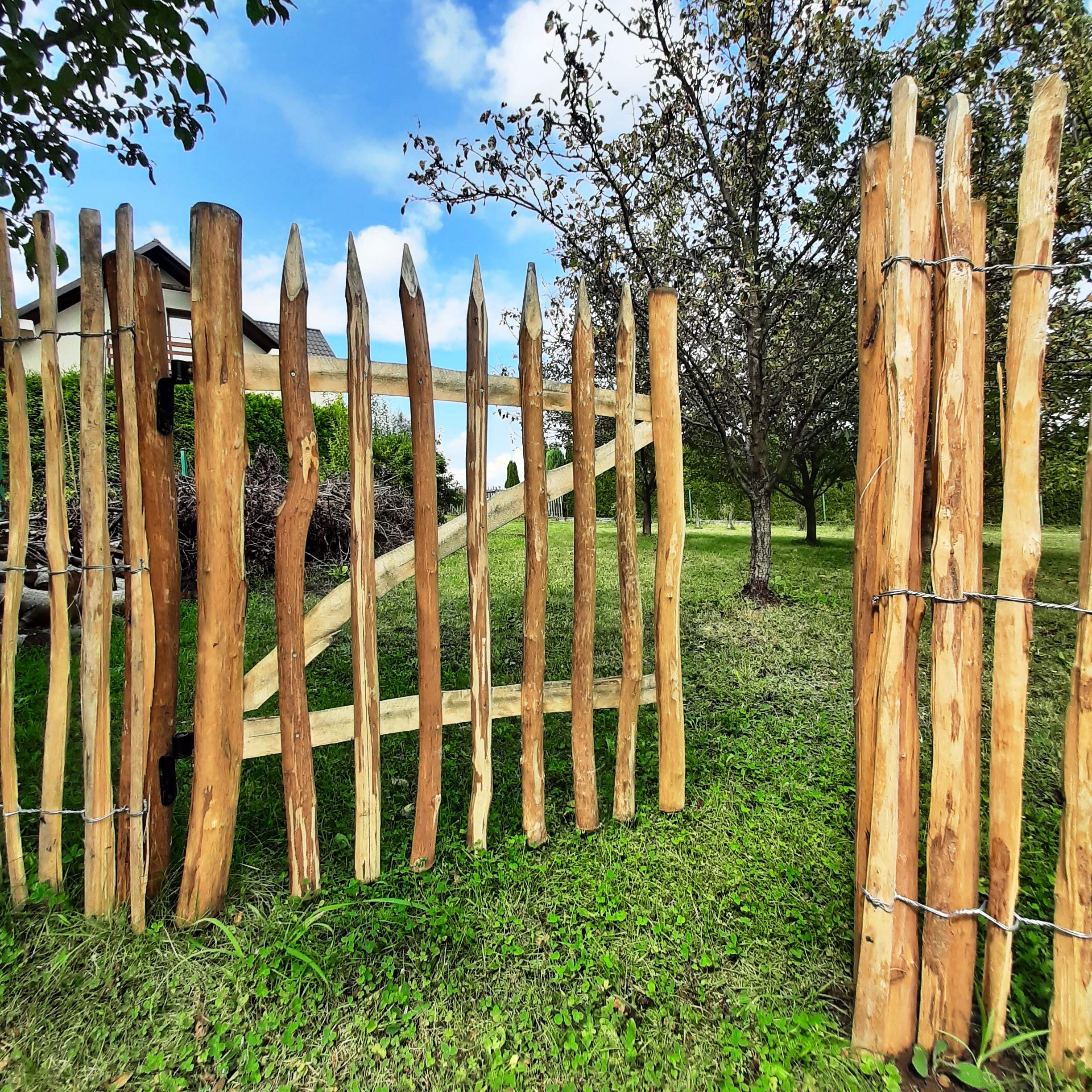 BOGATECO Grande Portillon Ferme Jardin en Bois | Largeur: 100cm | Hauteur: 120 cm | Largeur Entre Piquets de Clôture 6-7 cm | Comprend Charnières et Accessoires | Porte S'ouvre à Droite