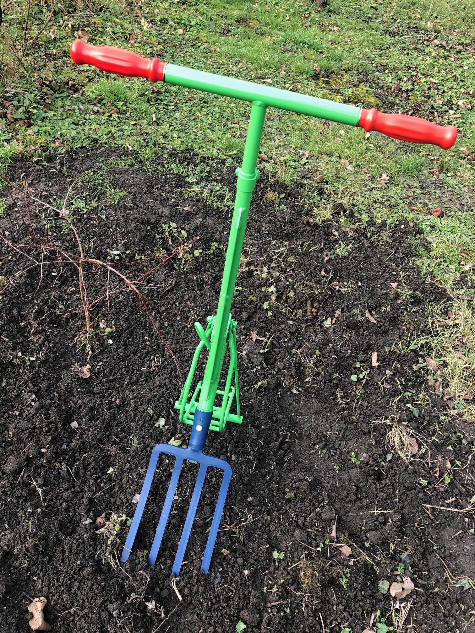 bêche Automatique Qui Permet de Retourner la Terre sur Le côté sans se baisser fournie avec Fourche 4 Dents