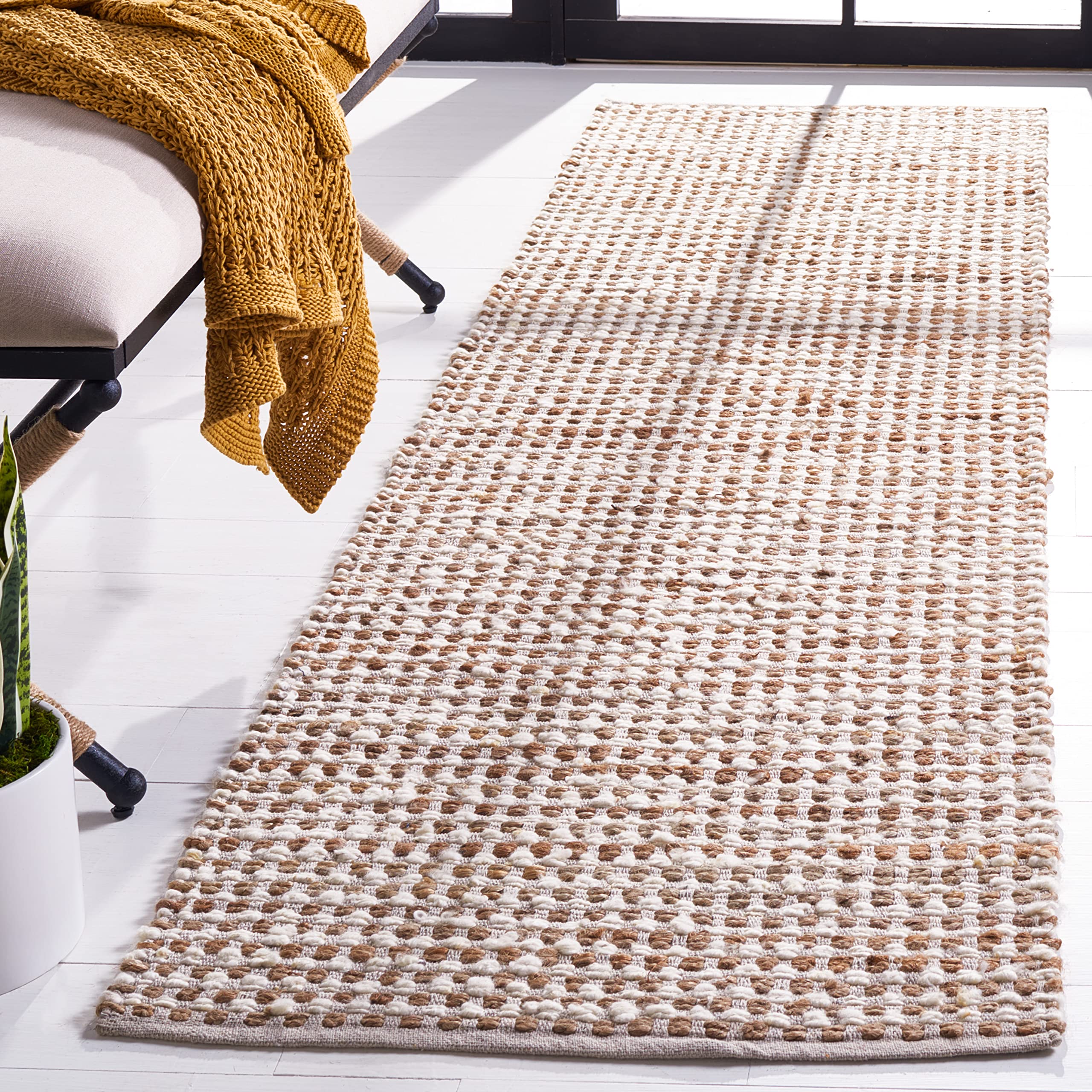 SAFAVIEH Natura Collection Runner Rug - 10' Runner, Beige & Ivory, Transitional Design, Ideal for High Traffic Areas in Hallway, Bathroom & Kitchen (