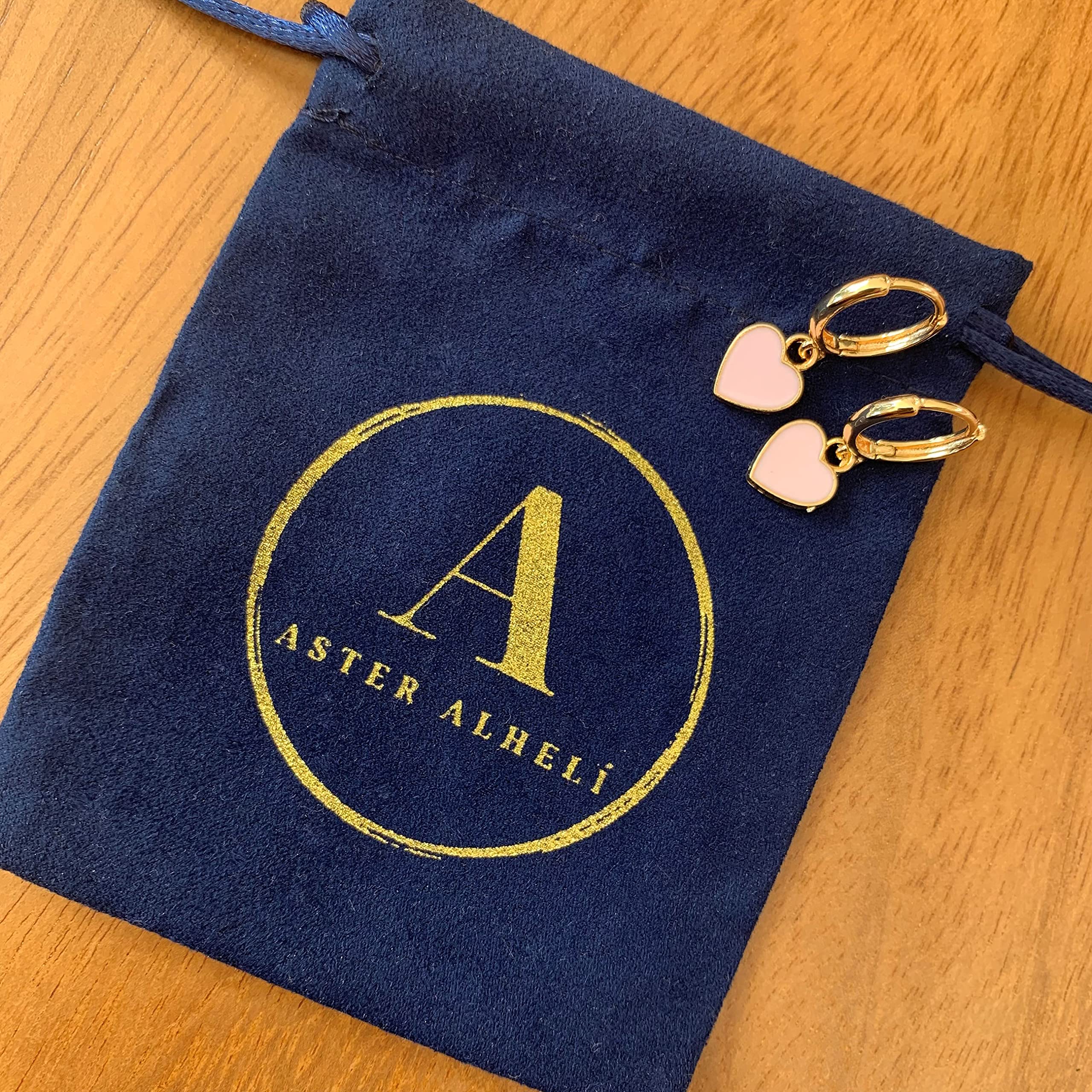 Petites Créoles Dorées Plaquées Or 14K avec Cœurs Rouges ou Roses – Boucles d’Oreilles Légères Femme – Bijou Romantique Élégant – Idée Cadeau Saint-Valentin Anniversaire – ASTER ALHELÍ