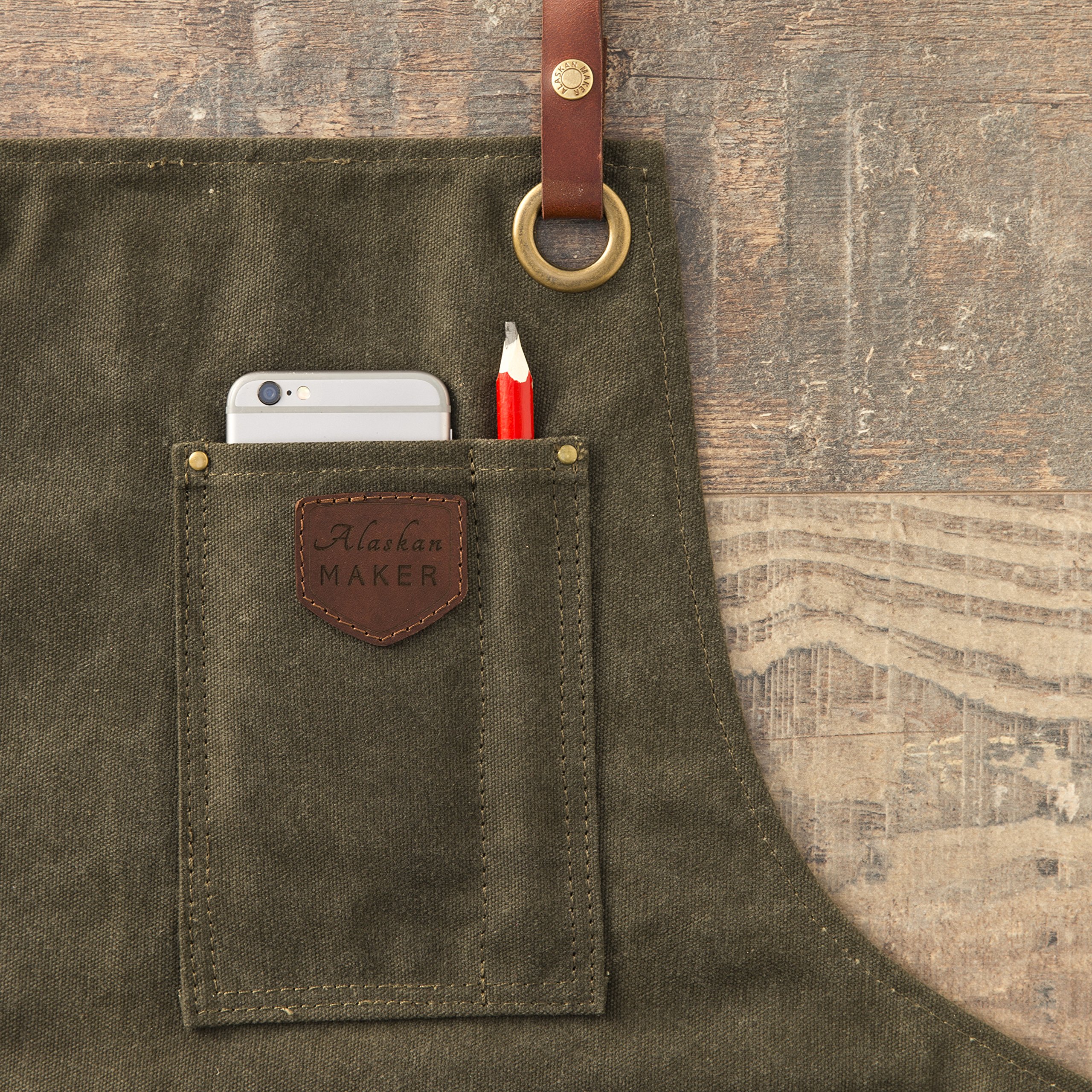 Alaskan MAKER Tablier de Travail Premium en Coton enduit et cuir véritable N°547 - Bretelles croisées ultra confortable - Unisexe & Taille universelle (Vert Olive)