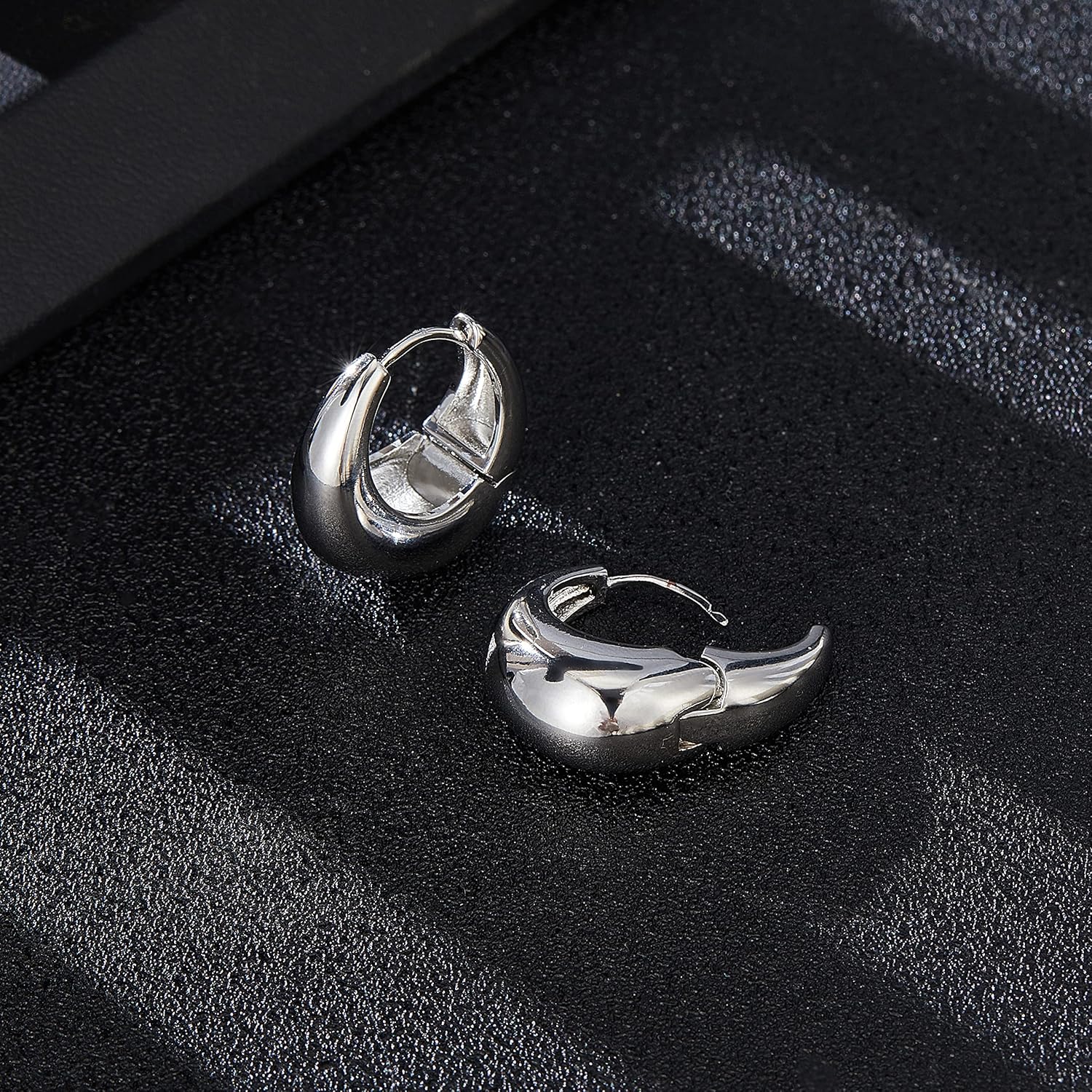 Mytys Chunky Gold Hoop Earrings for Women 18K Gold Plated Chunky Gold Hoops Earring Hypoallergenic Thick Triple Hoop Earrings Jewelry Gifts for Women - Image 4