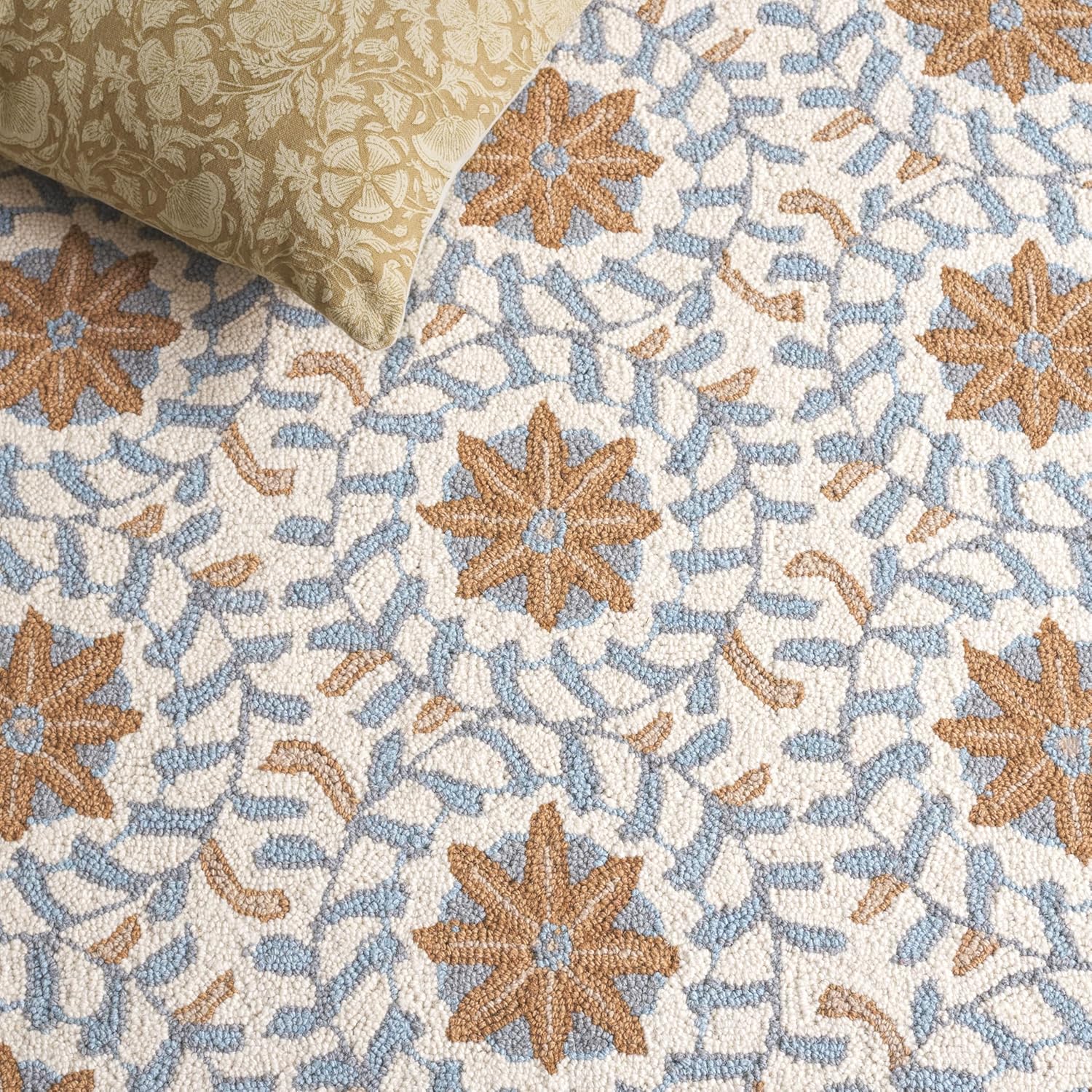 SAFAVIEH Chelsea Collection Area Rug - 5'6" Round, Ivory & Blue, Hand-Hooked French Country Wool, Ideal for High Traffic Areas in Living Room, Bedroom (HK150A)