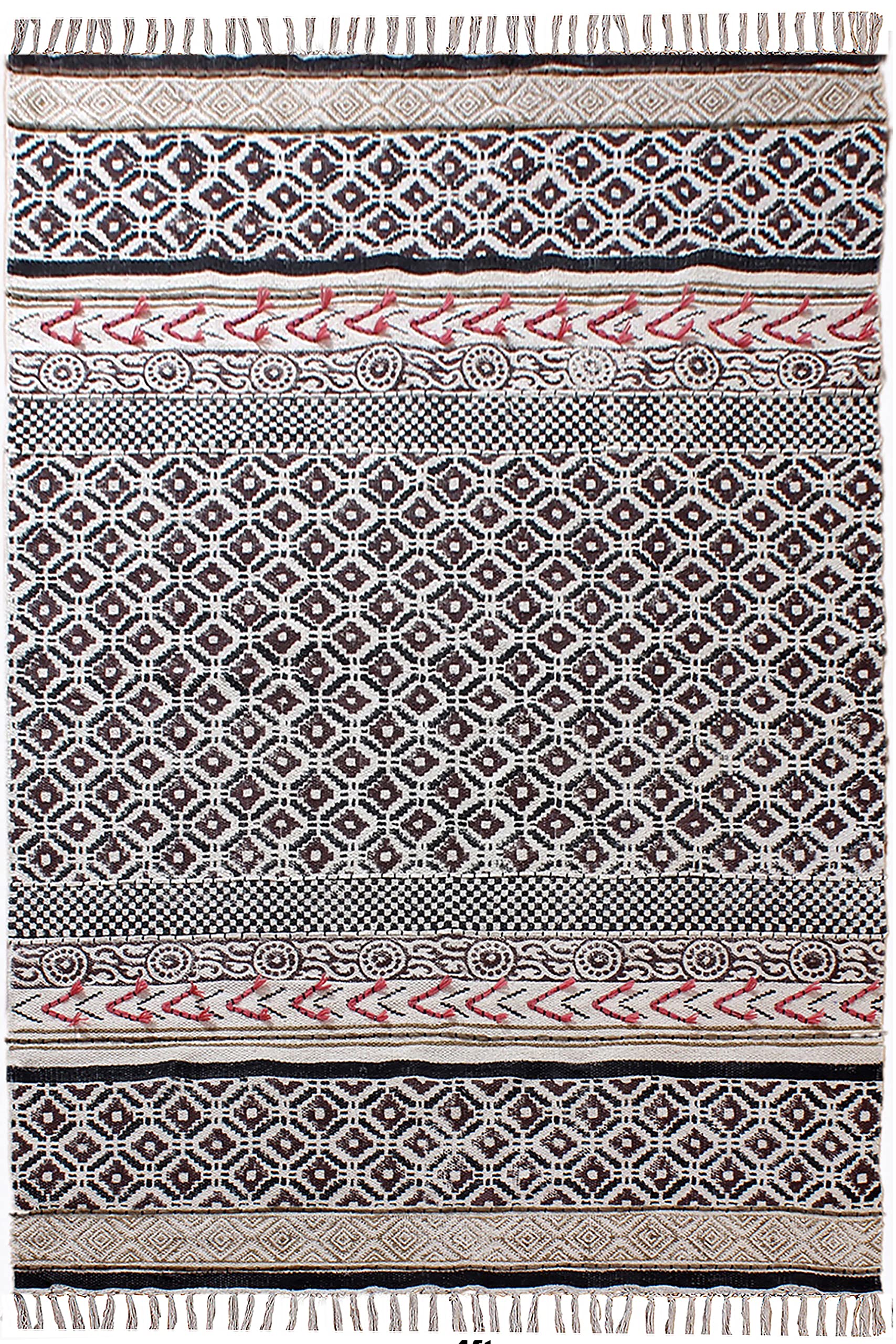 Tapis décoratif d'intérieur bohème avec pompons pour créer un salon chaleureux