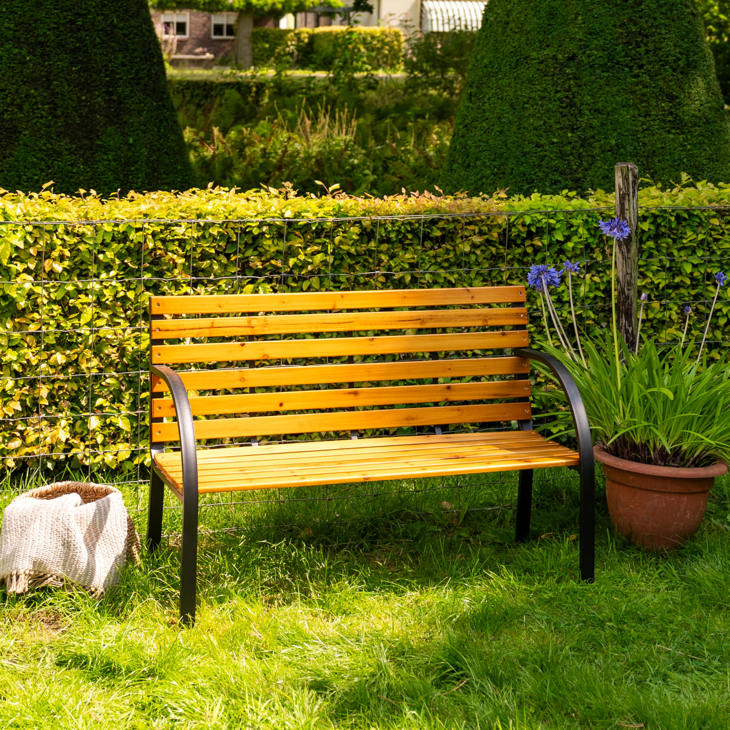 AXI Otis Banc De Jardin Bois - 122X60X83 Cm - Structure Acier Noir Mat - Bois De Cèdre - 2 Places - Extérieur Ou Intérieur - Banquette Extérieur
