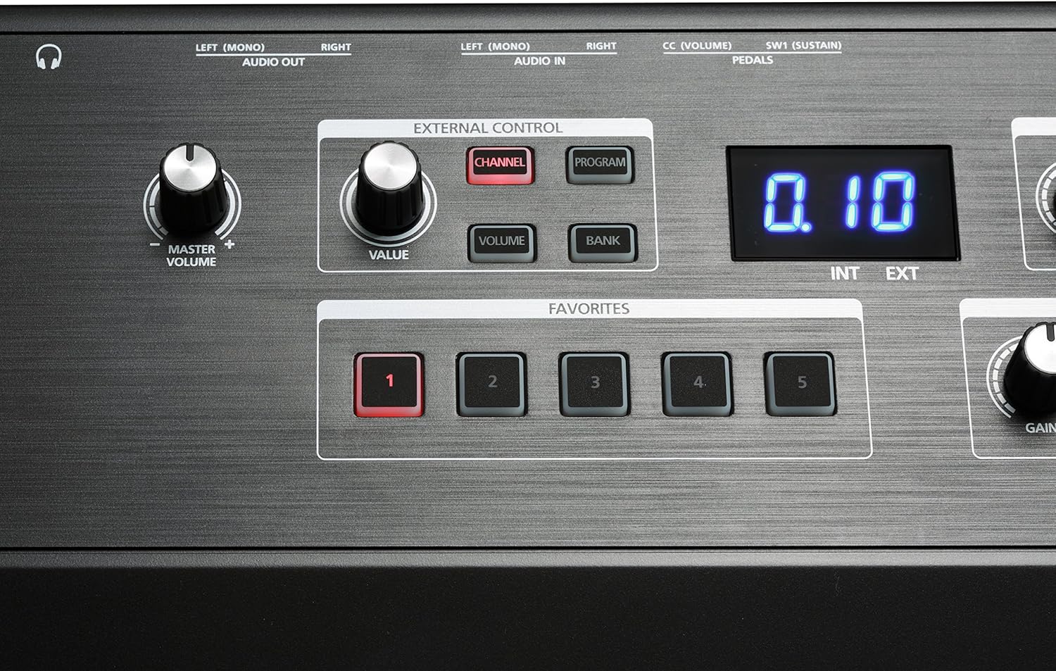 Detailní záběr na kolečka Pitch Bend a Modulation a transpoziční tlačítka na Kurzweil SP1