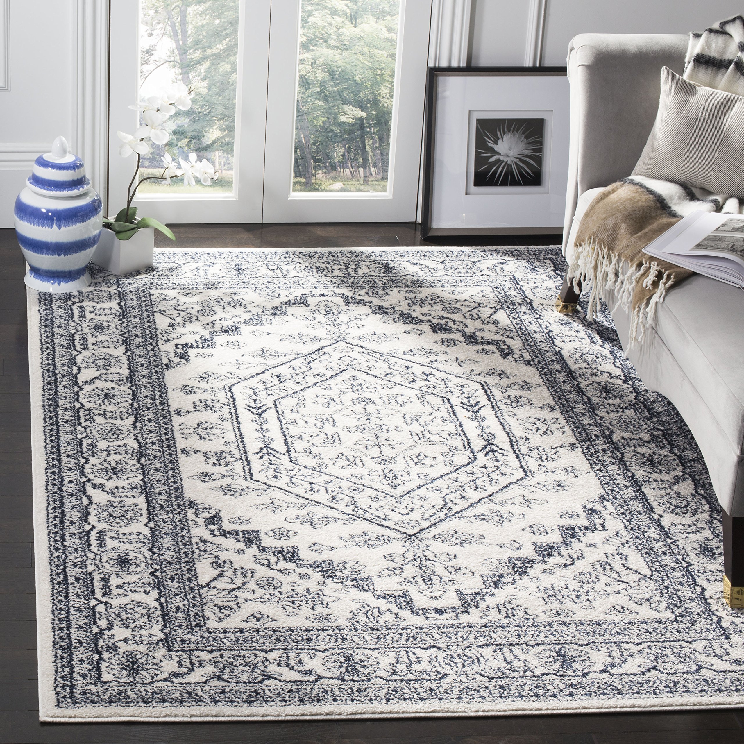 Safavieh Alfombra Tradicionales Sala de Estar, Comedor, Dormitorio - Adirondack Collection, Pelo Corto, Marfil y Azul Marino, 155 X 229 cm