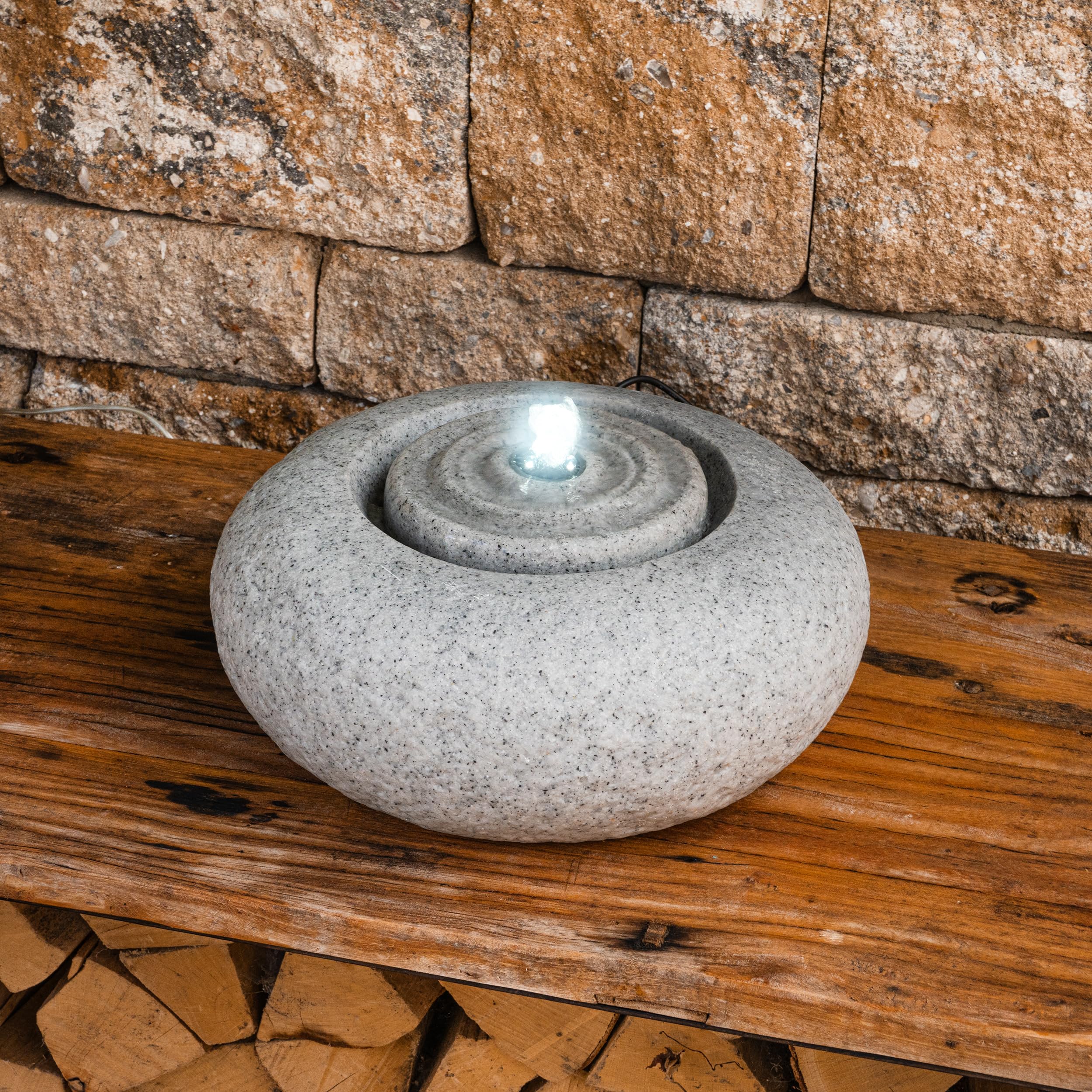 esotec Solar Gartenbrunnen Rundwasserquelle mit LED-Licht, runder Wasserbrunnen im Quellstein-Design, Solarmodul, Akku, Steinbrunnen-Optik Polyresin 101332