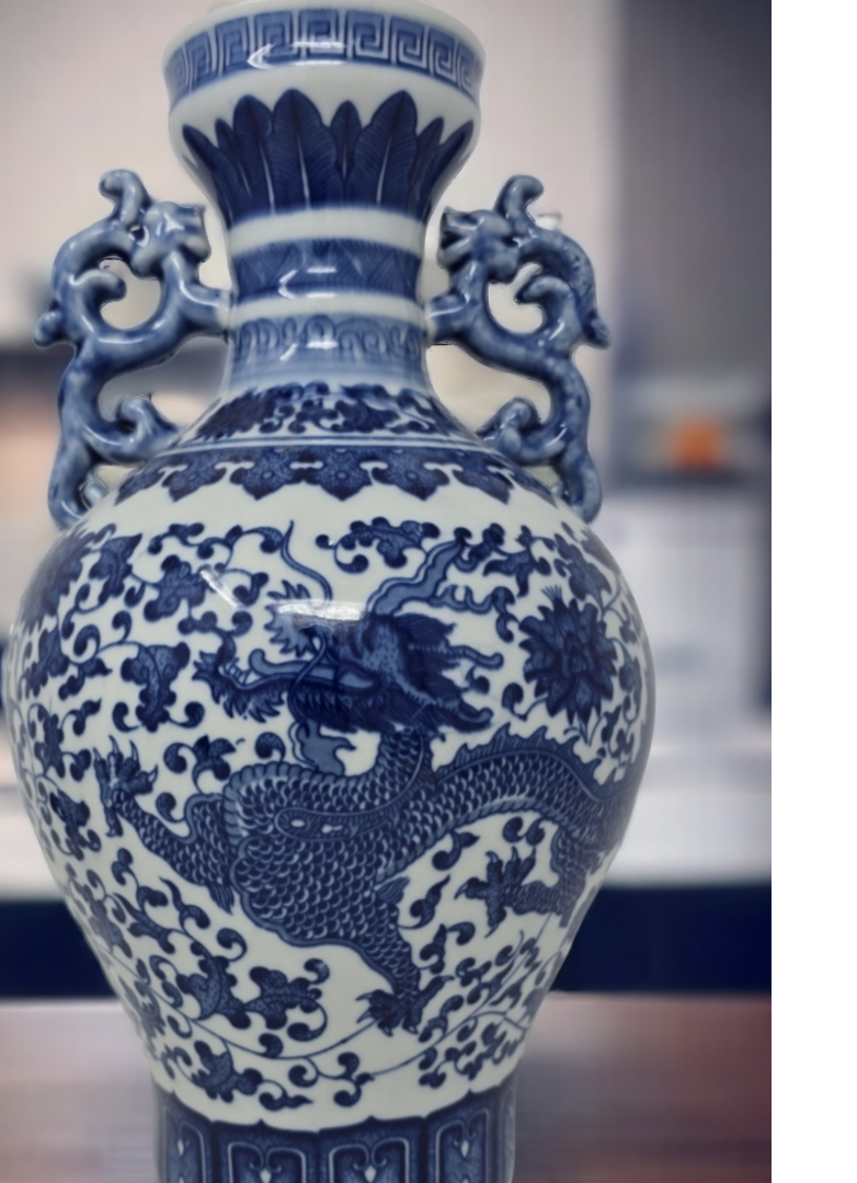 青白いドラゴン模様の花瓶 Amazon.com: Classic Blue and White Dragon Porcelain Vase