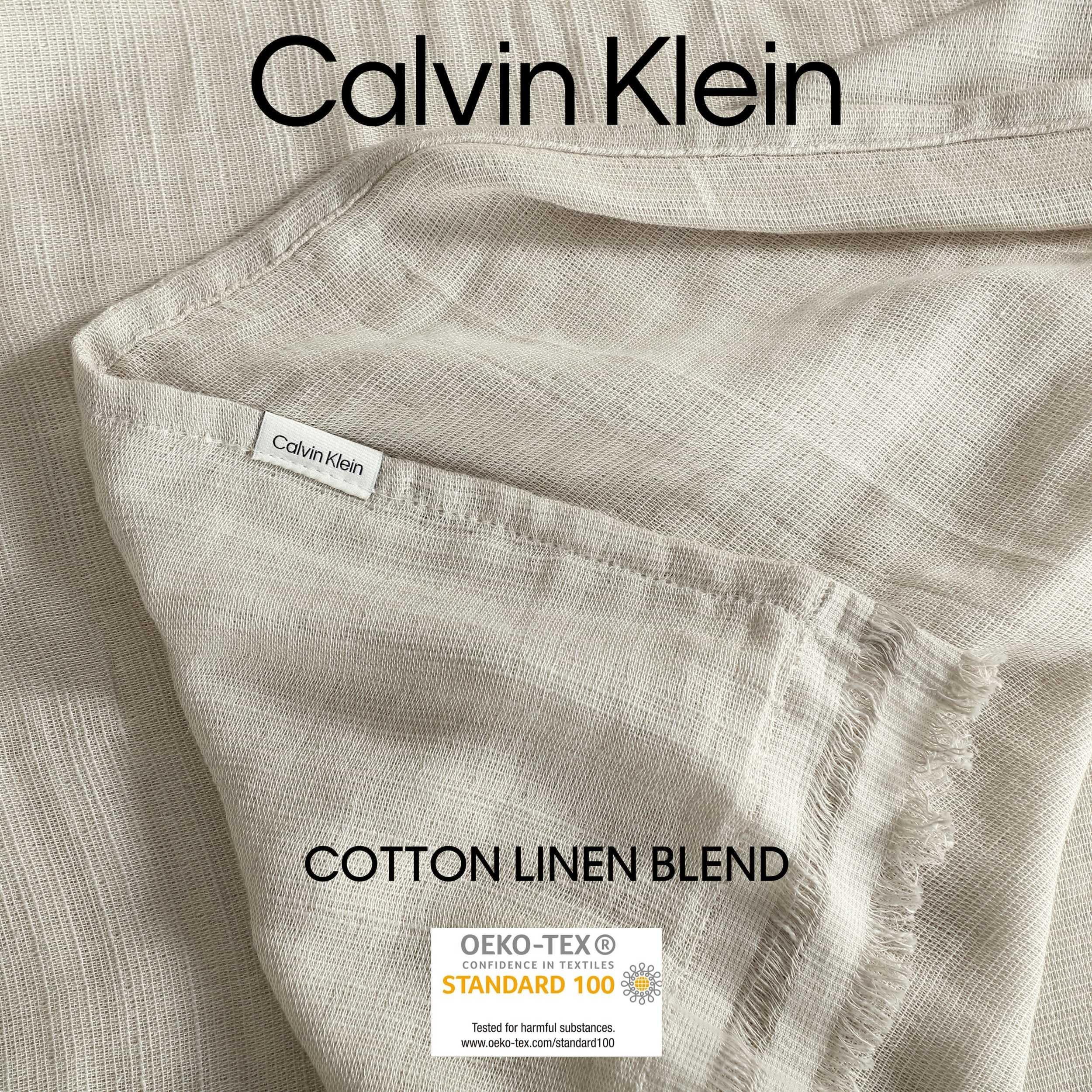 Calvin Klein - Copriletto, biancheria da letto a trama fine con bordi sfilacciati, leggera e traspirante, perfetta per letto, divano o sedia, certificata Oeko-Tex (beige, 152,4 x 177,8 cm)