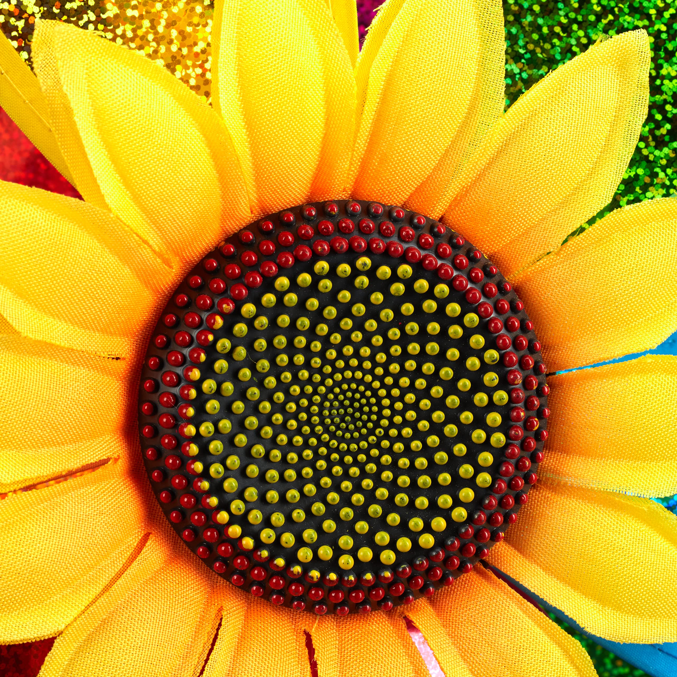 Relaxdays Moulin à vent Fleur, Carillon à vent jouet enfant jardin balcon épouvantail HxlxP 74,5 x 37,5 x 14 cm, coloré