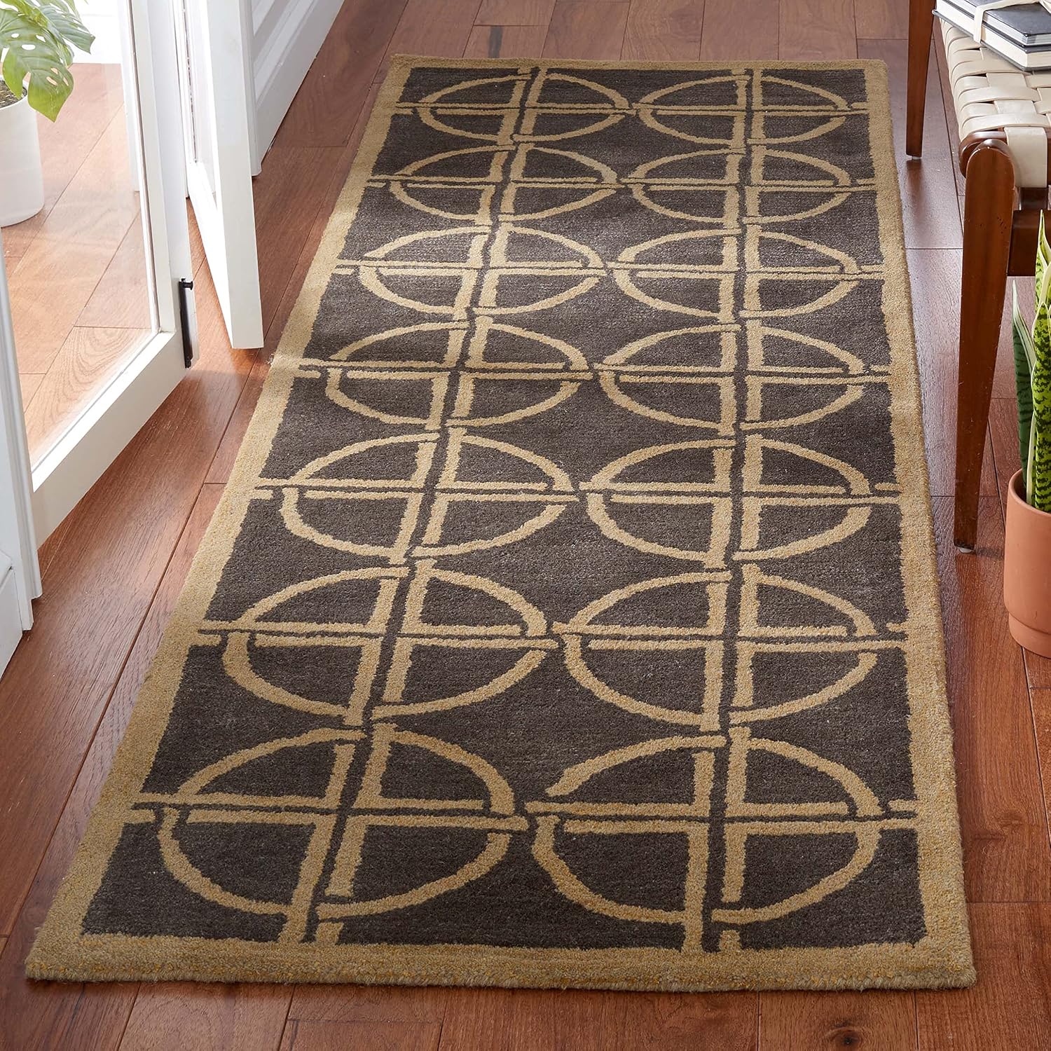 SAFAVIEH Soho Collection Runner Rug - 2'6" x 8', Brown & Gold, Handmade Wool, Ideal for High Traffic Areas in Living Room, Bedroom (SOH822A)