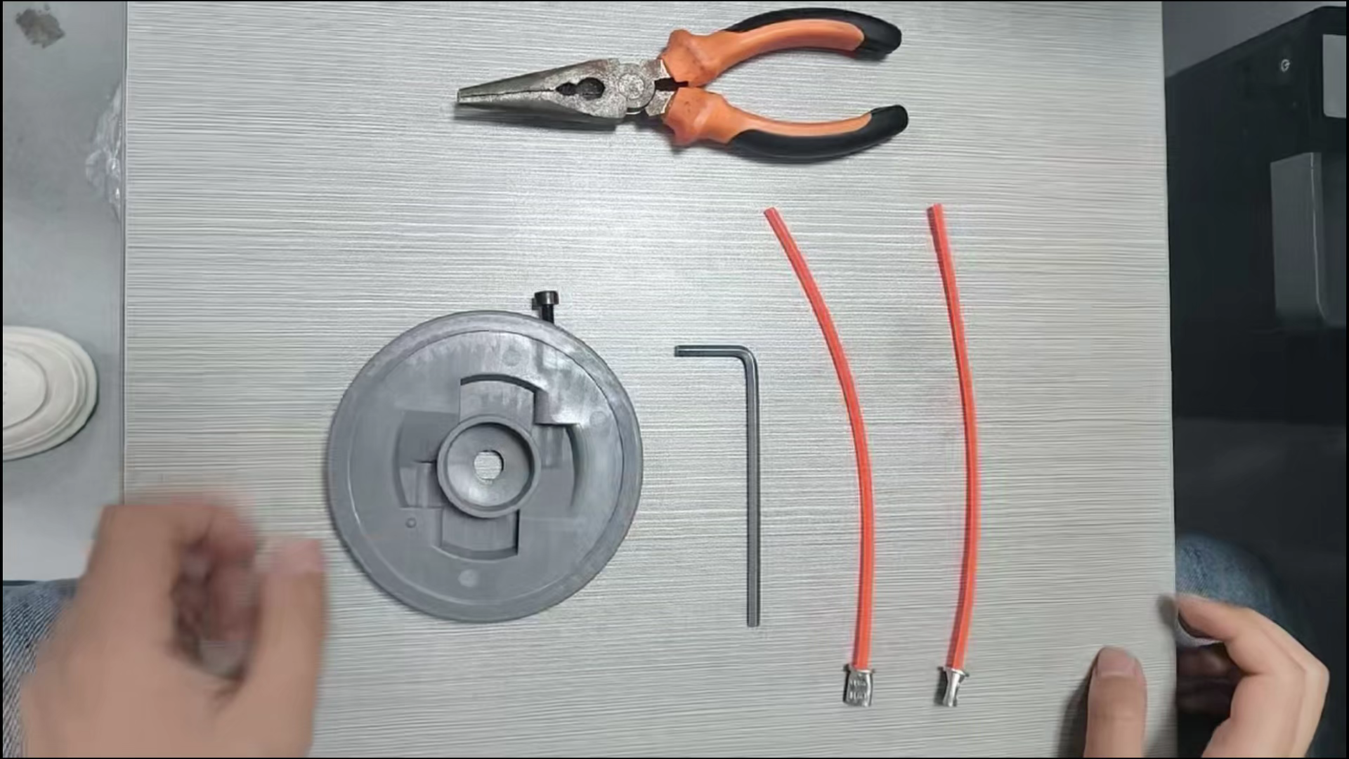Amazon.co.jp: 充電式 草刈り機 電動 草刈機 18Vバッテリー 互換 刈刃
